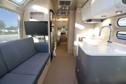 2024 Airstream Globetrotter 27FB Travel Trailer