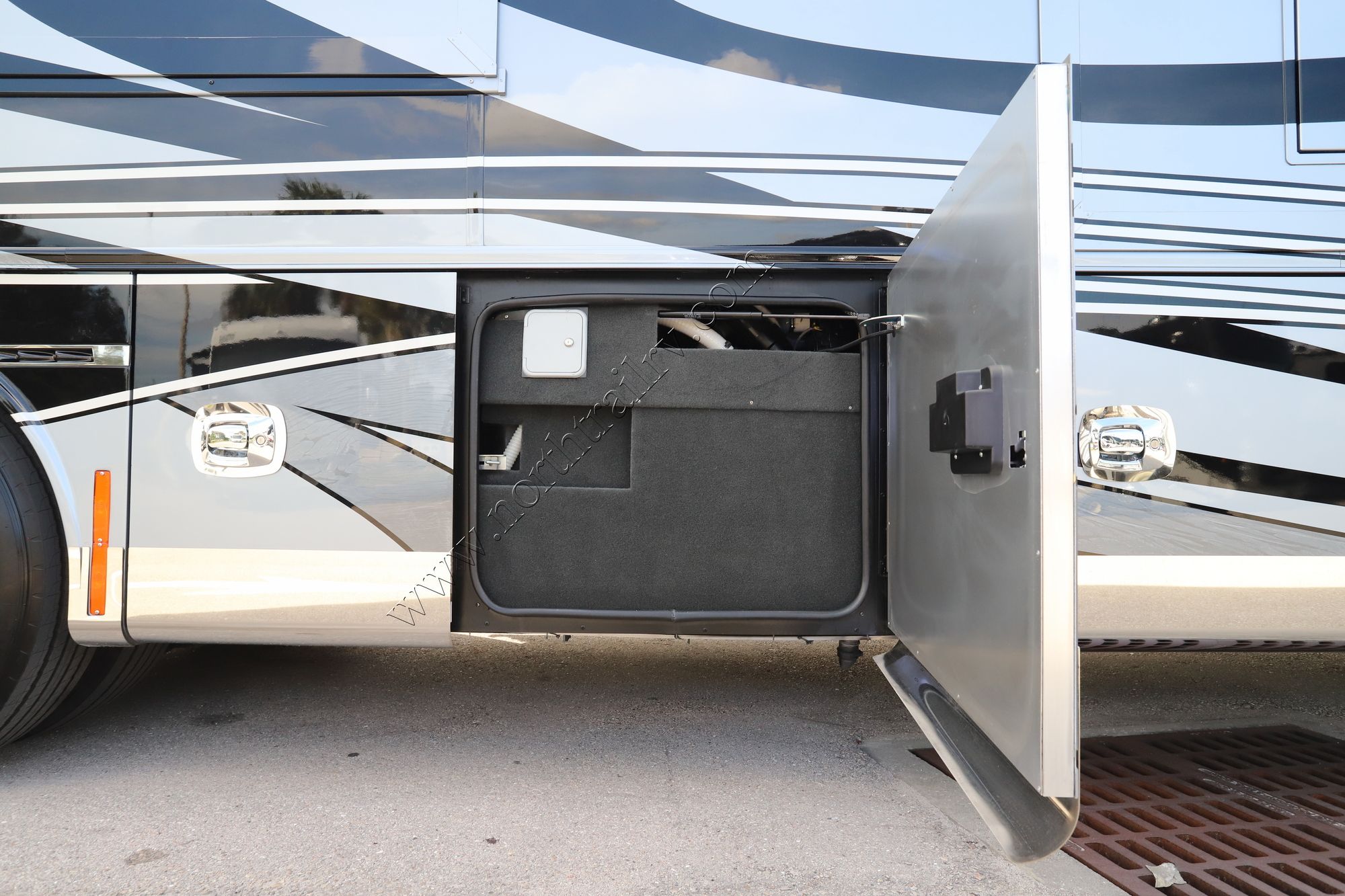 New 2024 Tiffin Motor Homes Zephyr 45 FZ Class A  For Sale