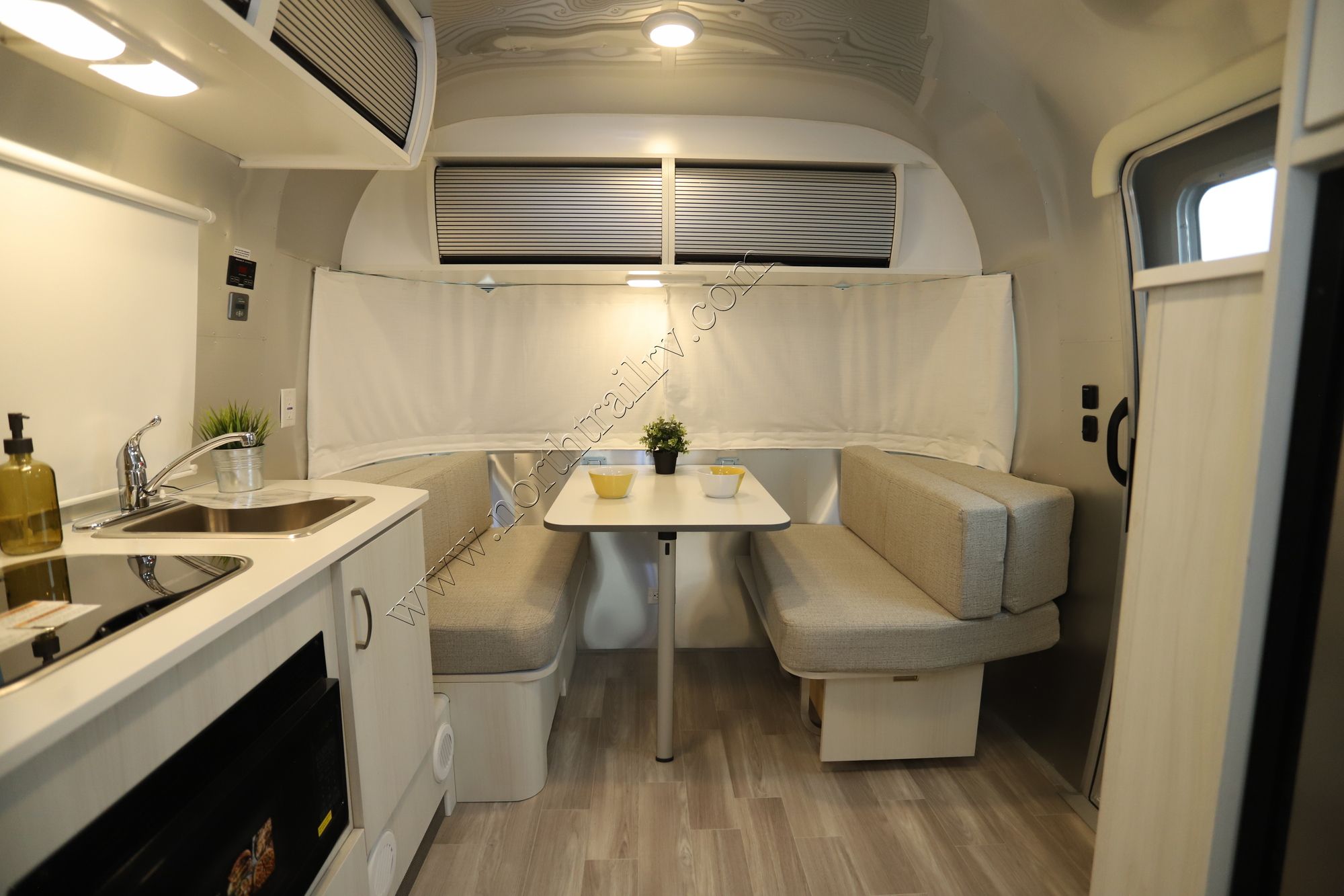 2024 Airstream Bambi 19CB Travel Trailer New  For Sale