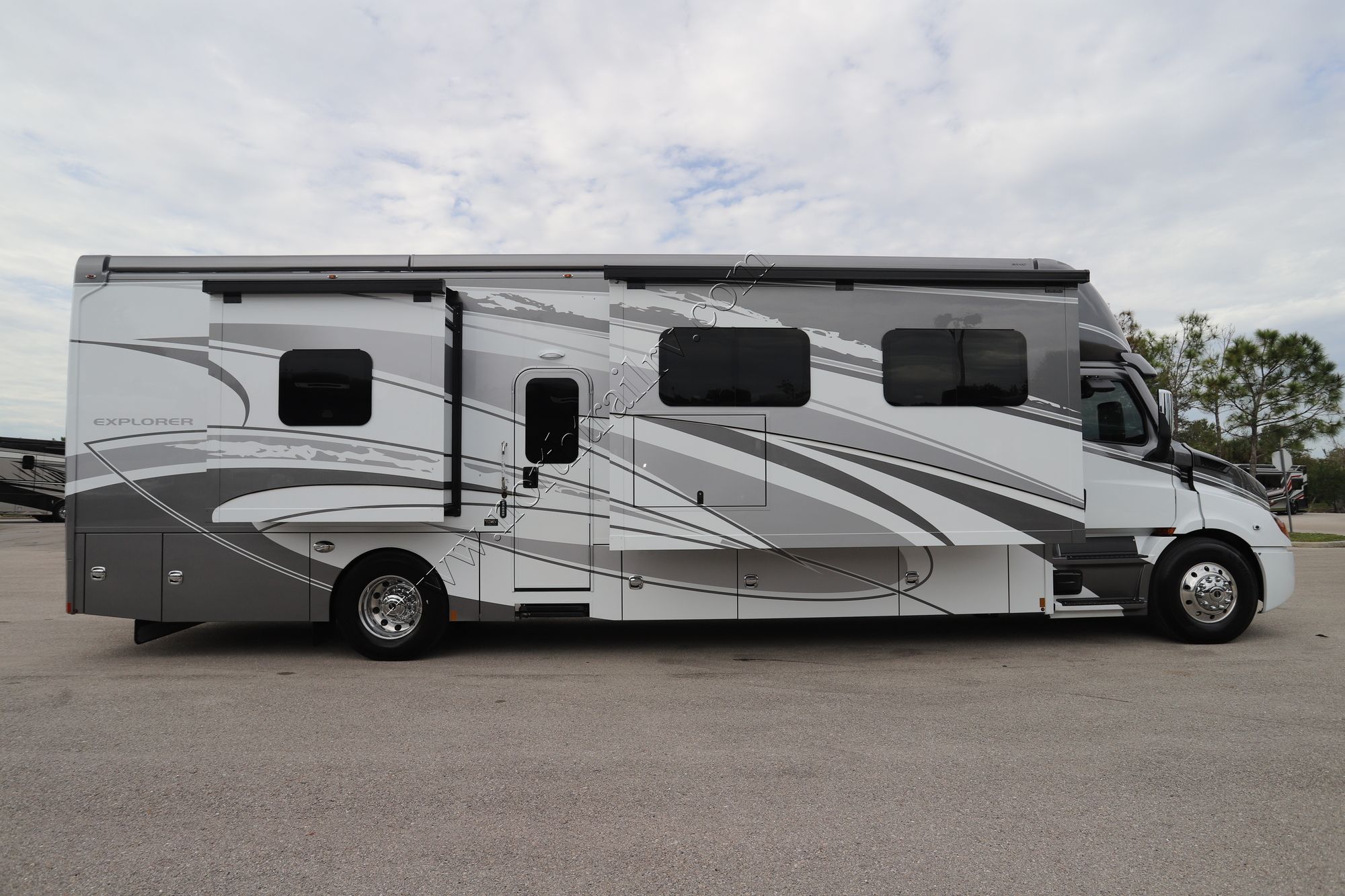 New 2024 Renegade Rv Explorer 40ERB Super C  For Sale