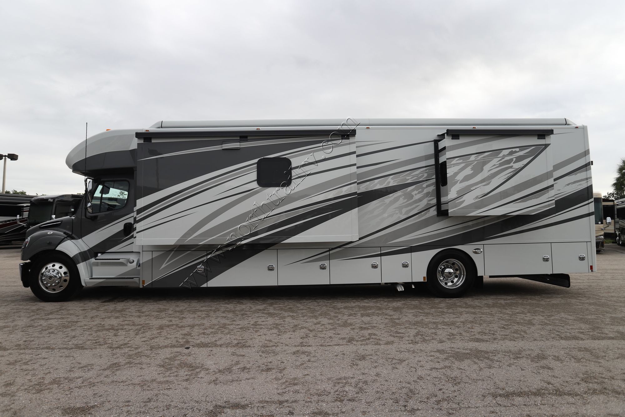 New 2024 Renegade Rv Verona Le 40LRB Super C  For Sale