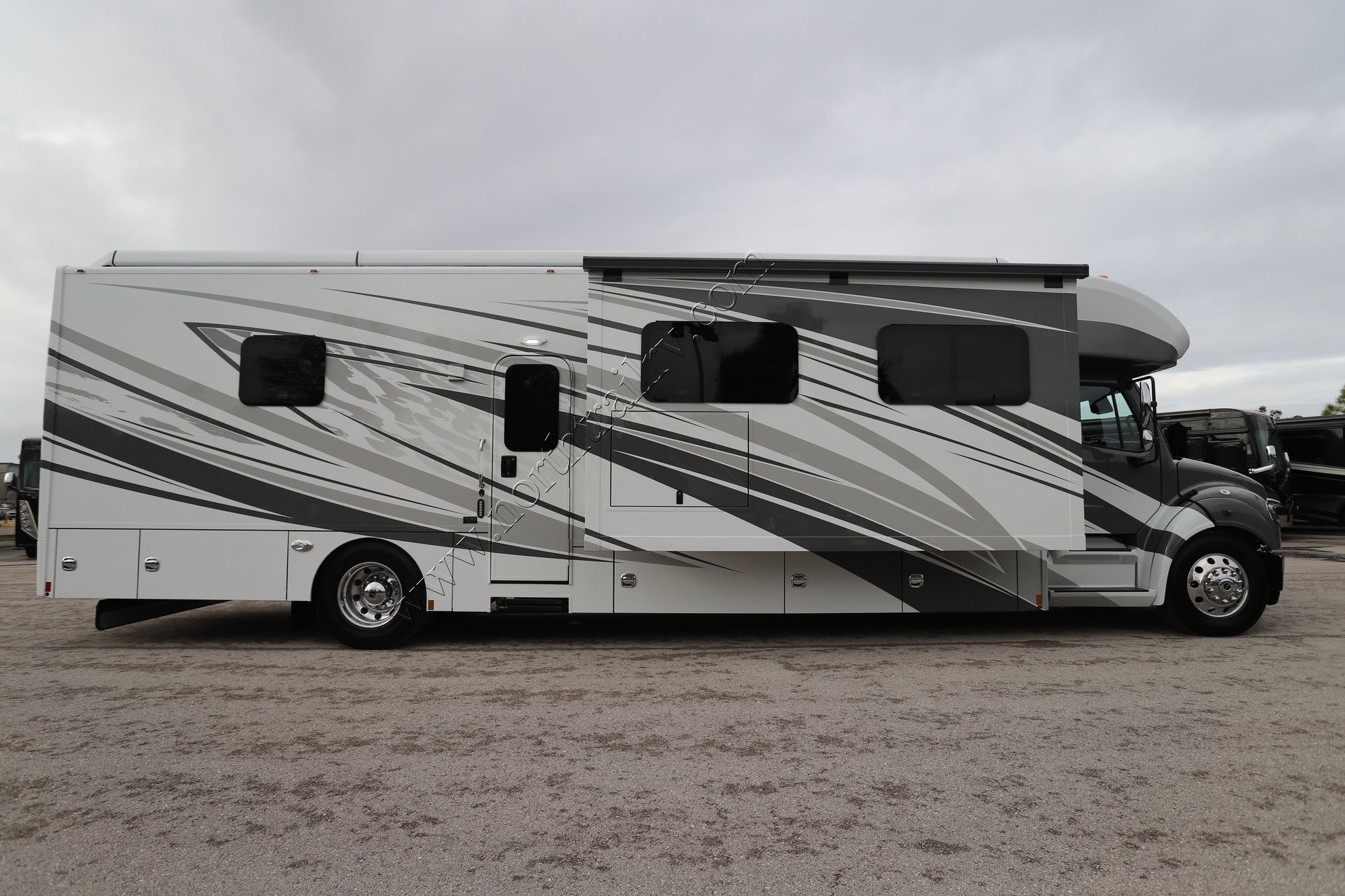 New 2024 Renegade Rv Verona Le 40LRB Super C  For Sale