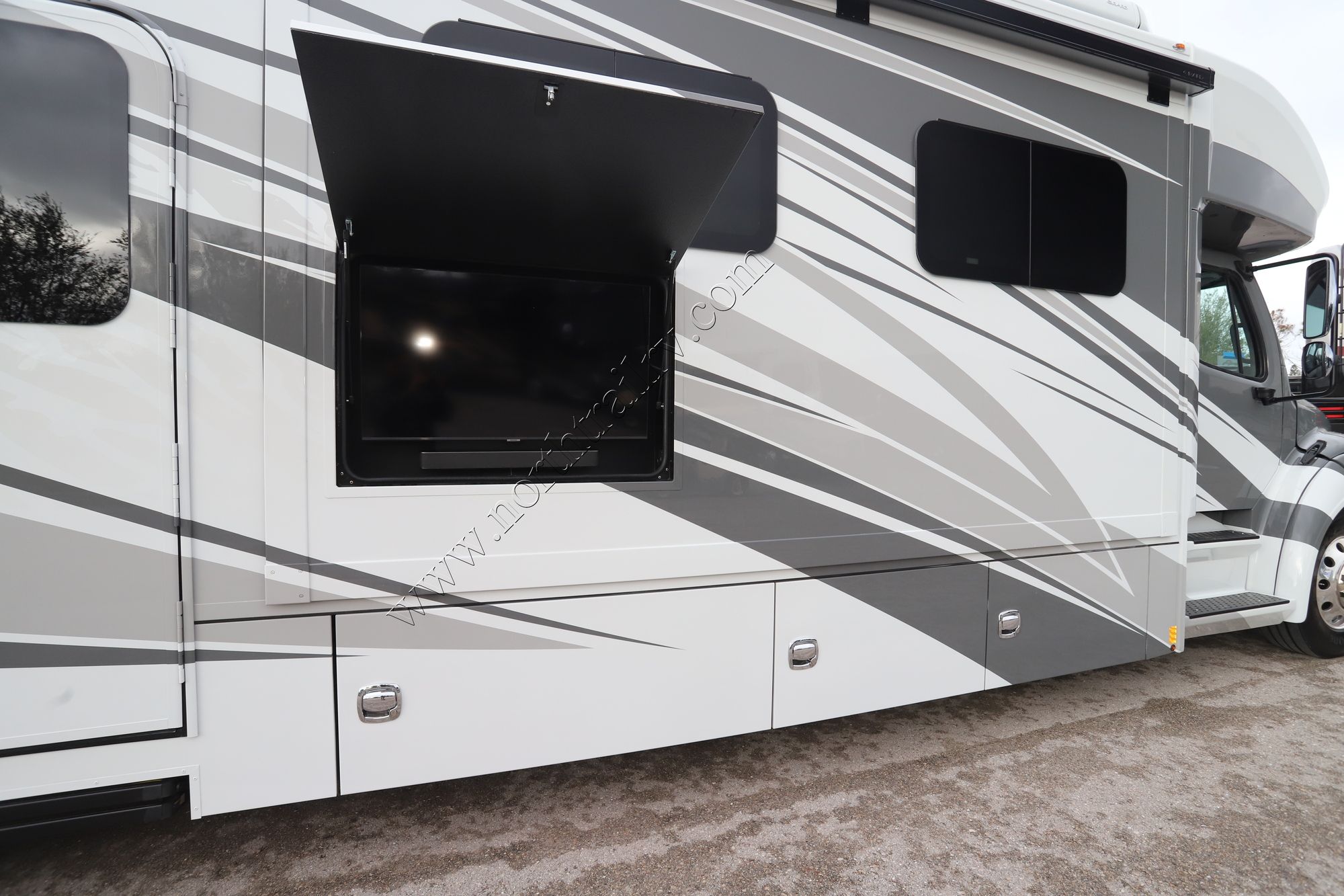 New 2024 Renegade Rv Verona Le 40LRB Super C  For Sale