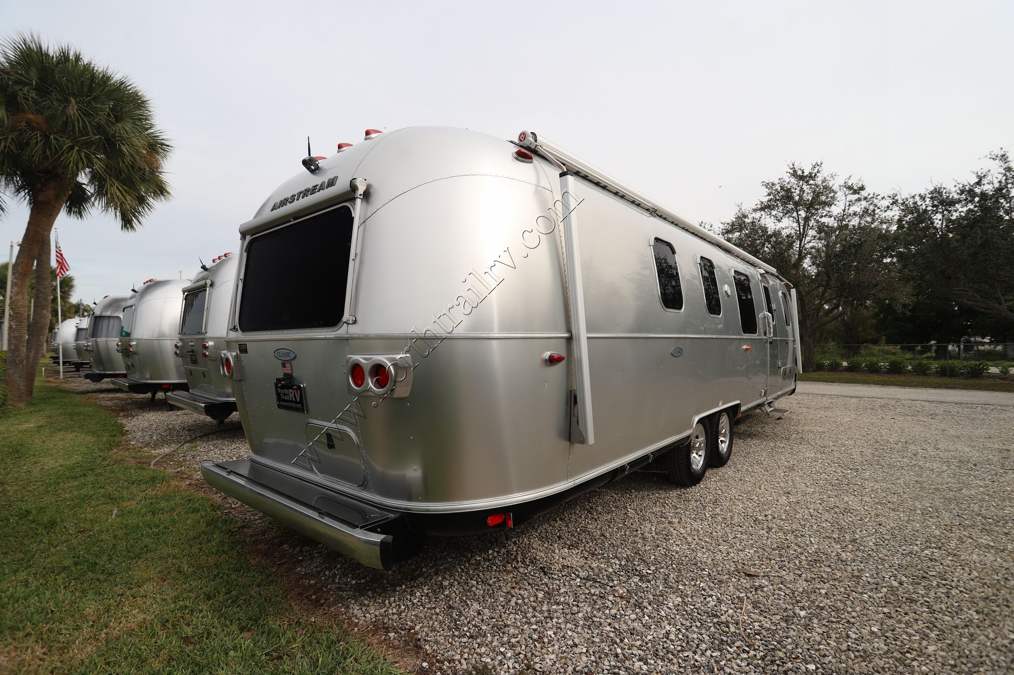 Used 2018 Airstream Classic 33FB Travel Trailer  For Sale