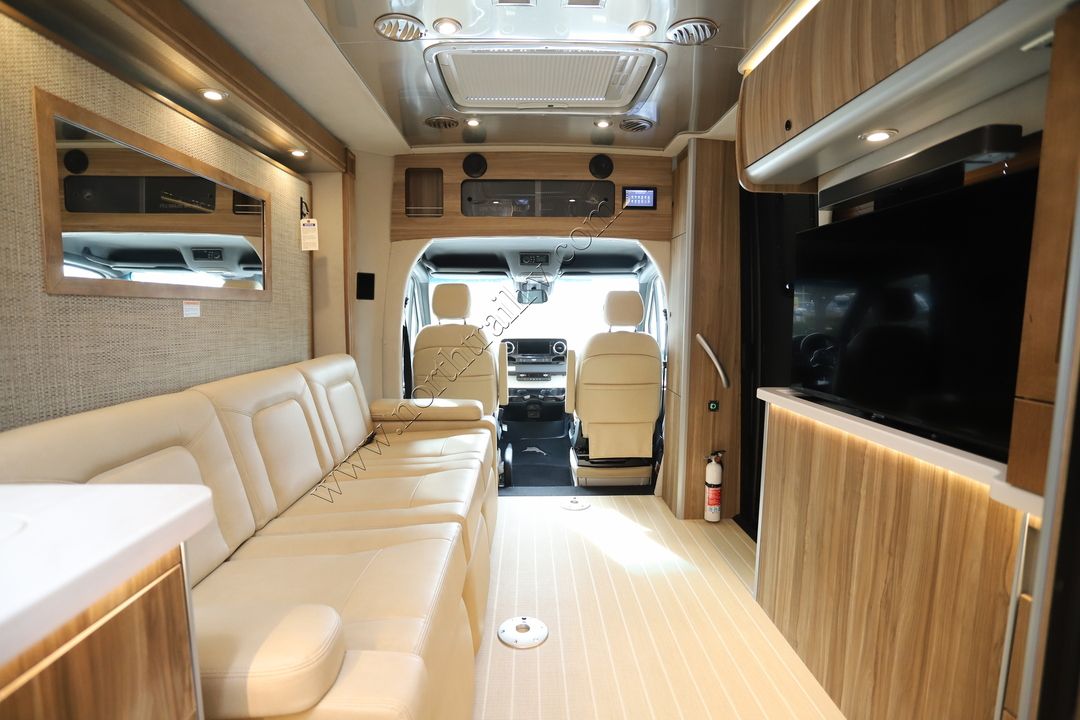 2024 Airstream Atlas Tommy Bahama 15830