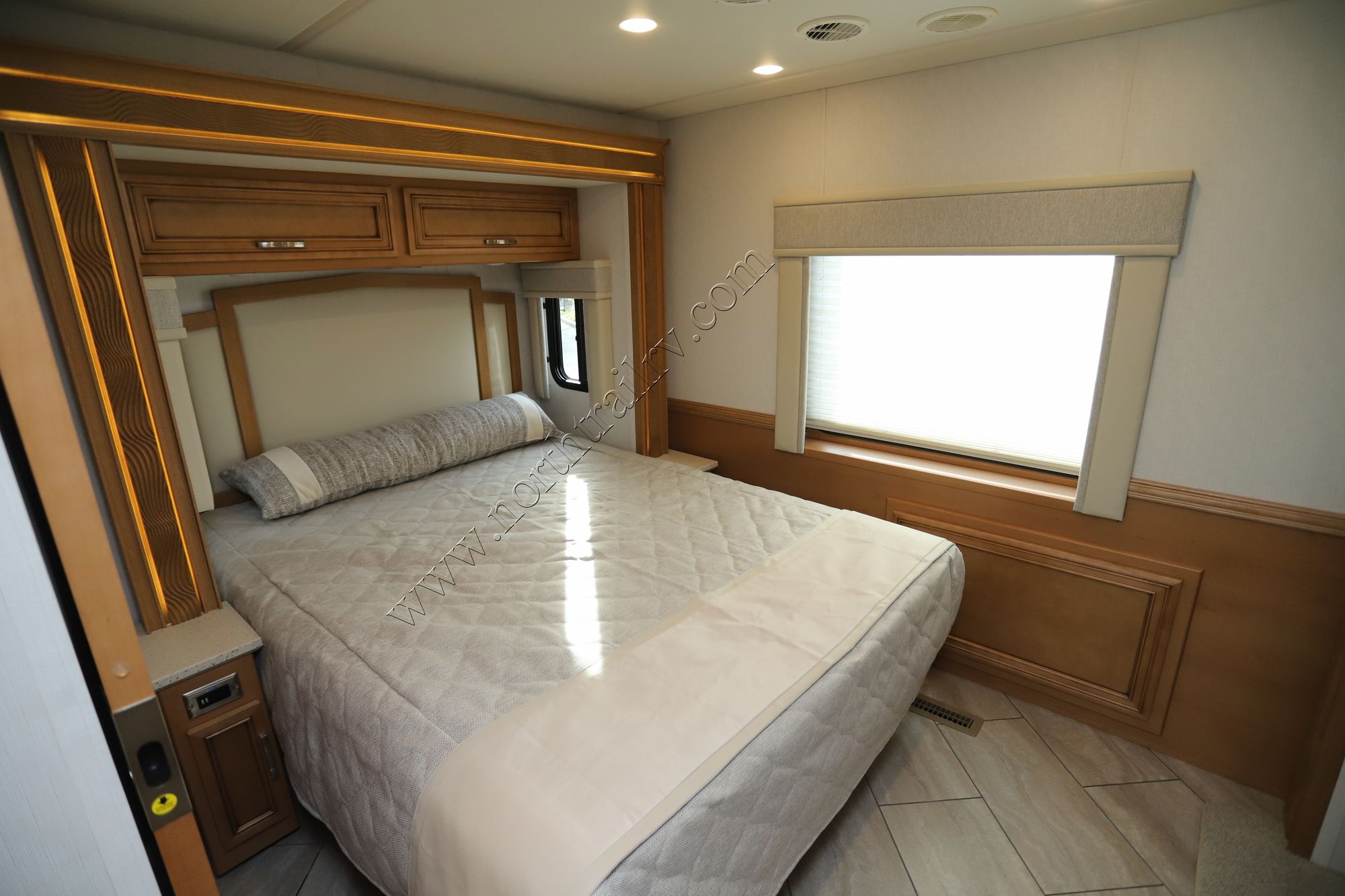 New 2024 Newmar Bay Star Sport 2720 Class A  For Sale