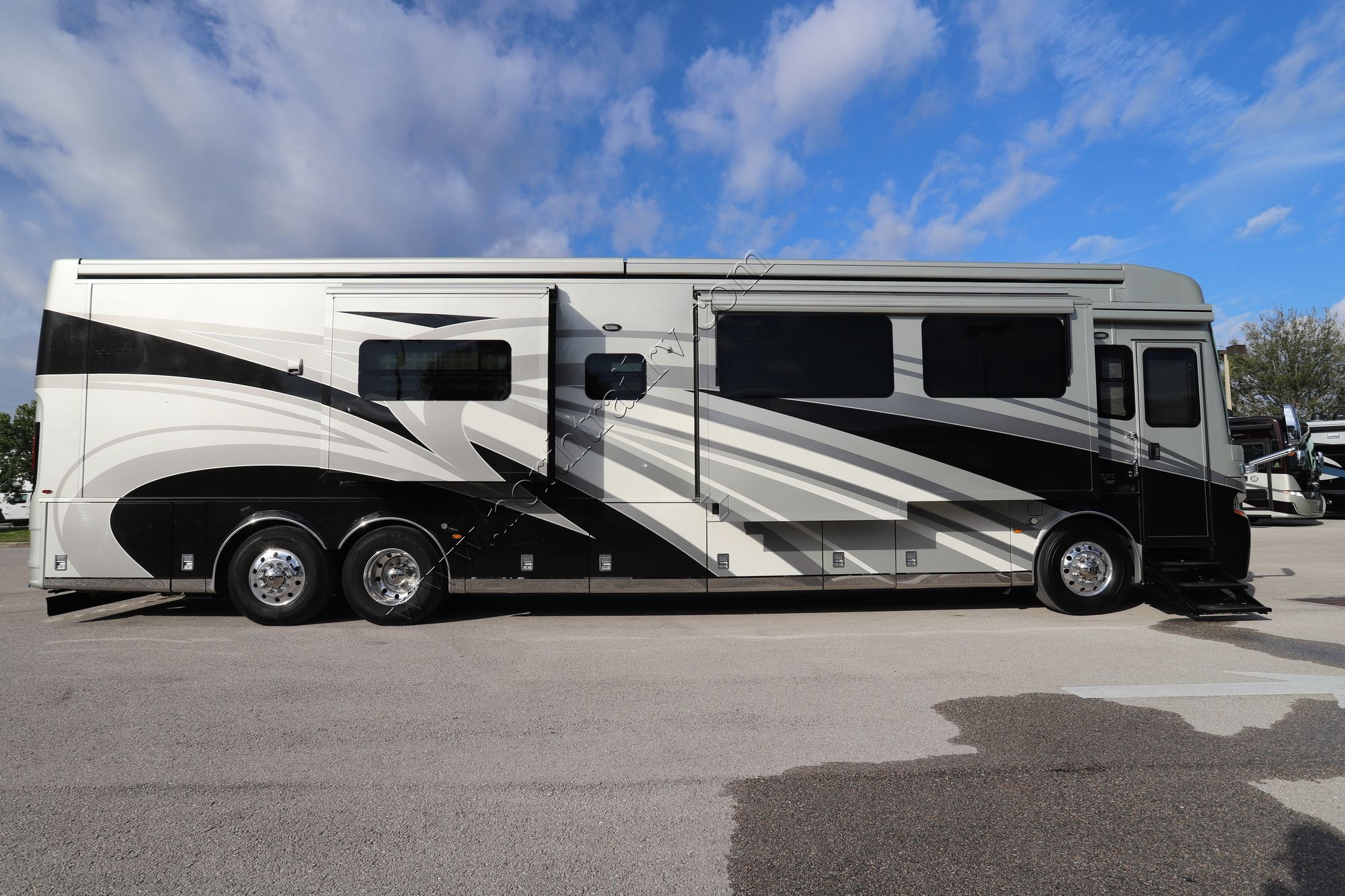 Used 2022 Newmar Essex 4533 Class A  For Sale