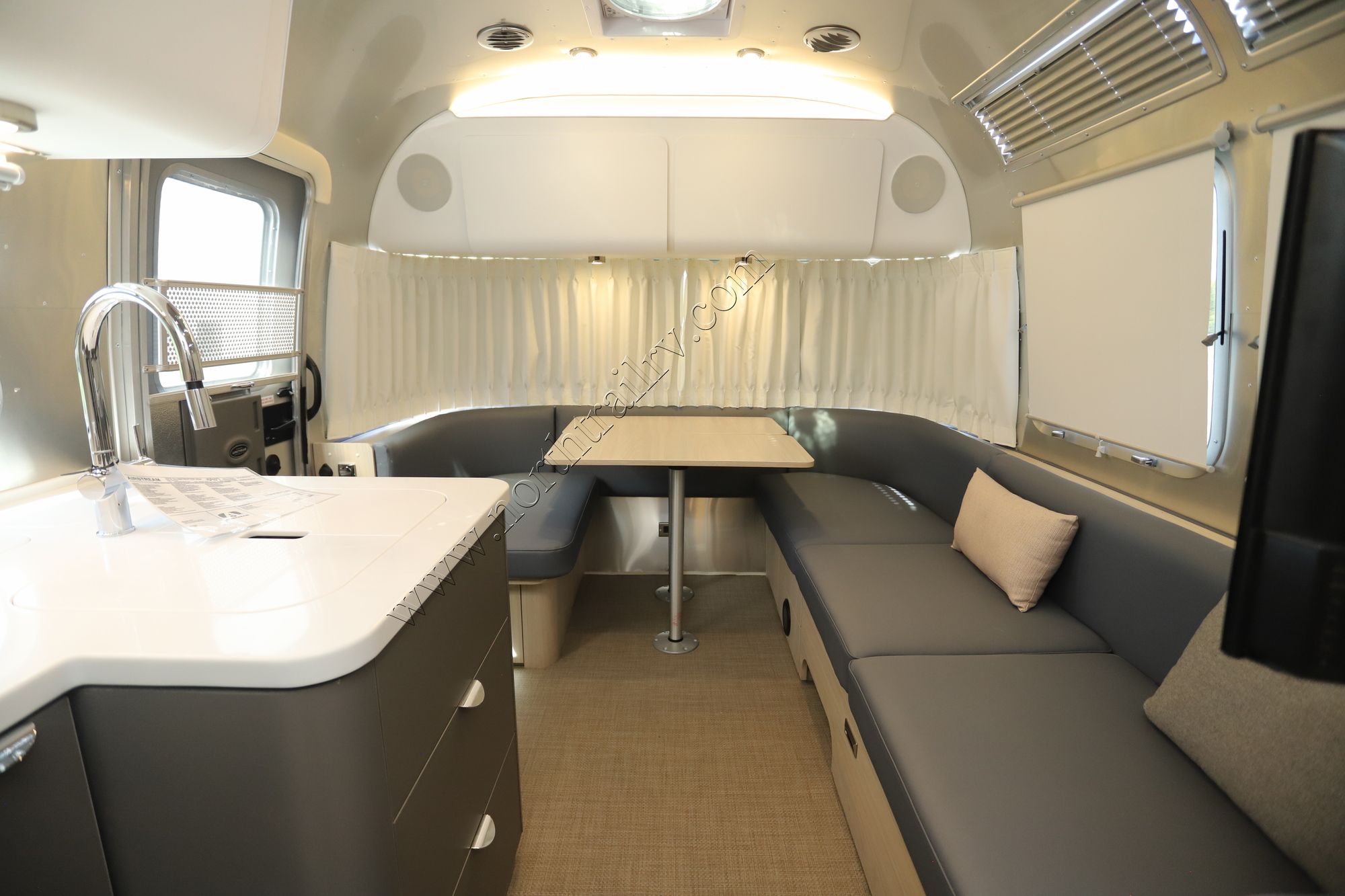 2024 Airstream Globetrotter 25FB Travel Trailer New  For Sale