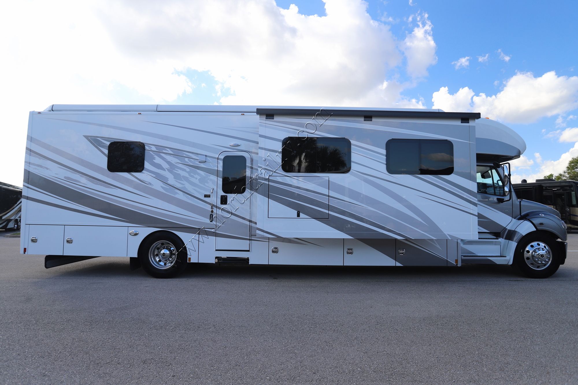 New 2024 Renegade Rv Verona Le 40LRB Super C  For Sale