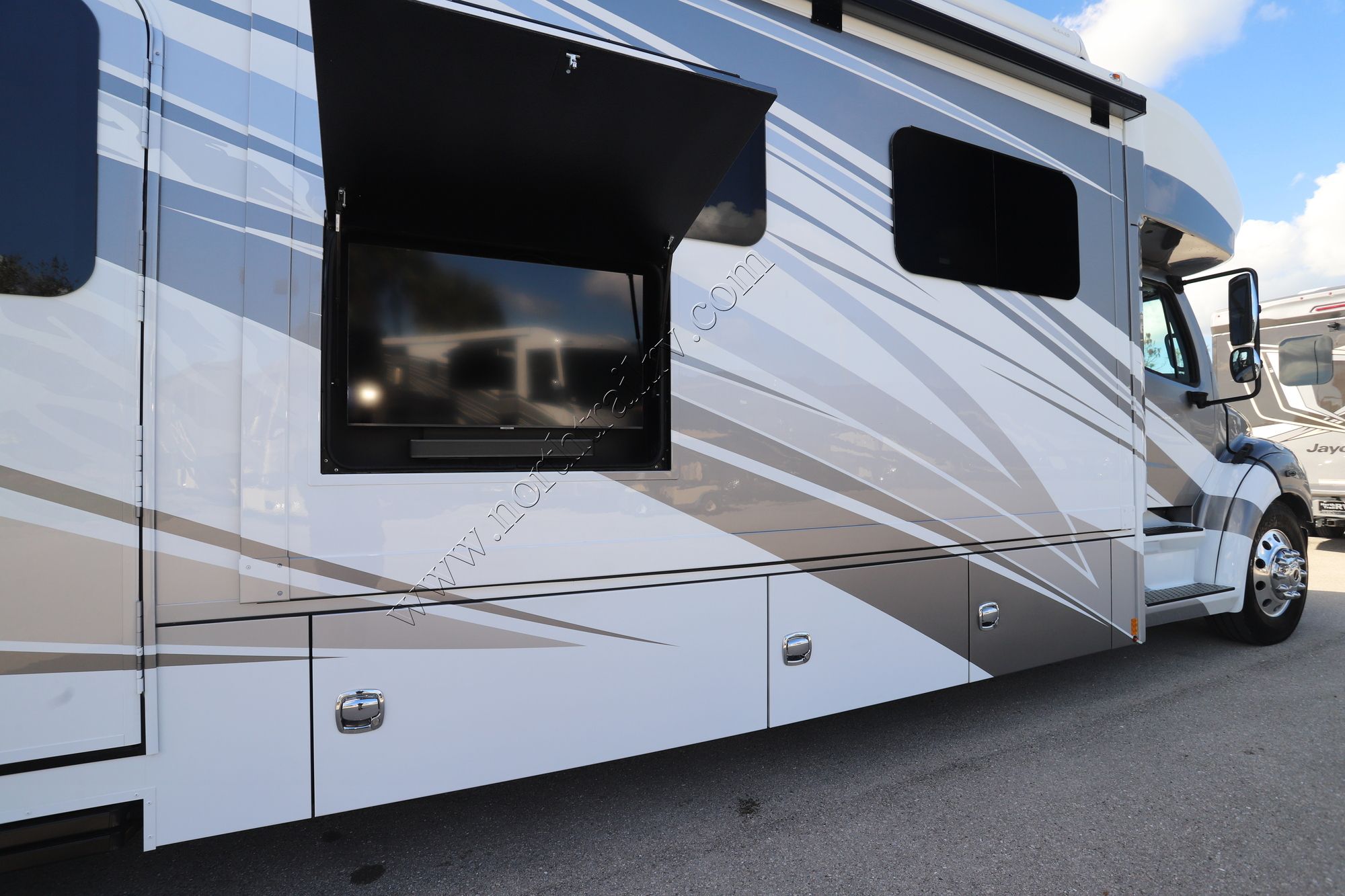 New 2024 Renegade Rv Verona Le 40LRB Super C  For Sale