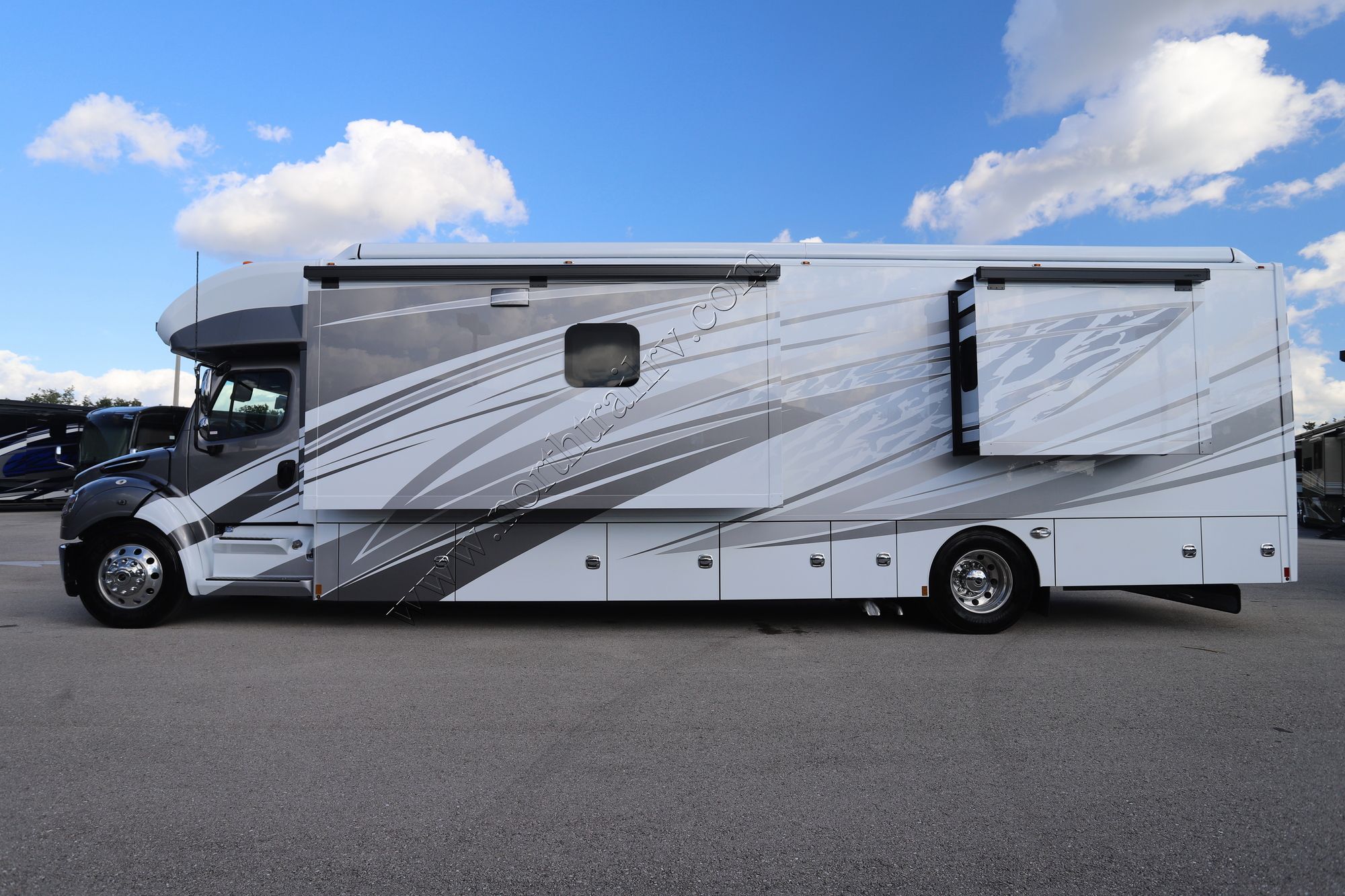 New 2024 Renegade Rv Verona Le 40LRB Super C  For Sale