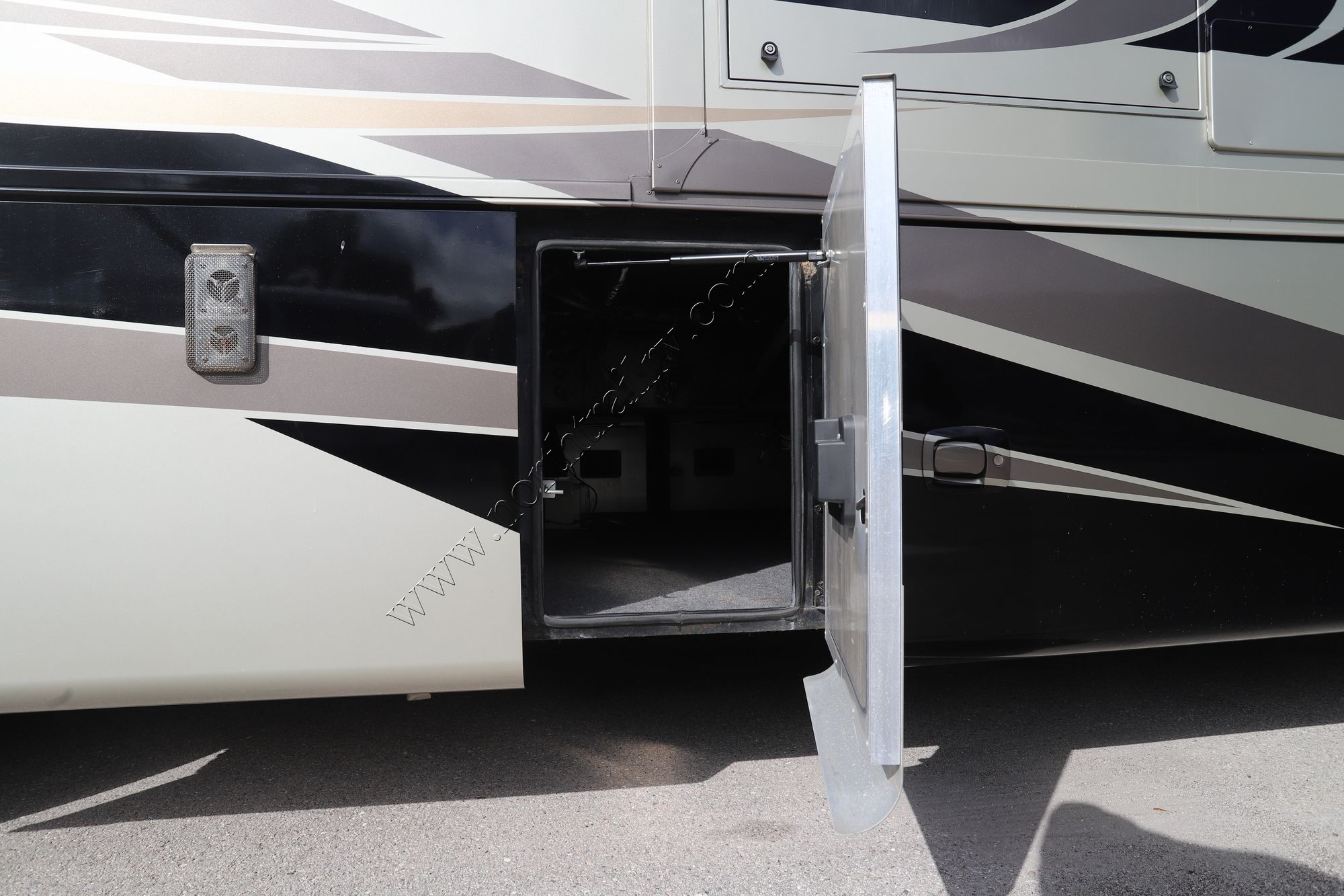 Used 2009 Tiffin Motor Homes Phaeton 40QTH Class A  For Sale