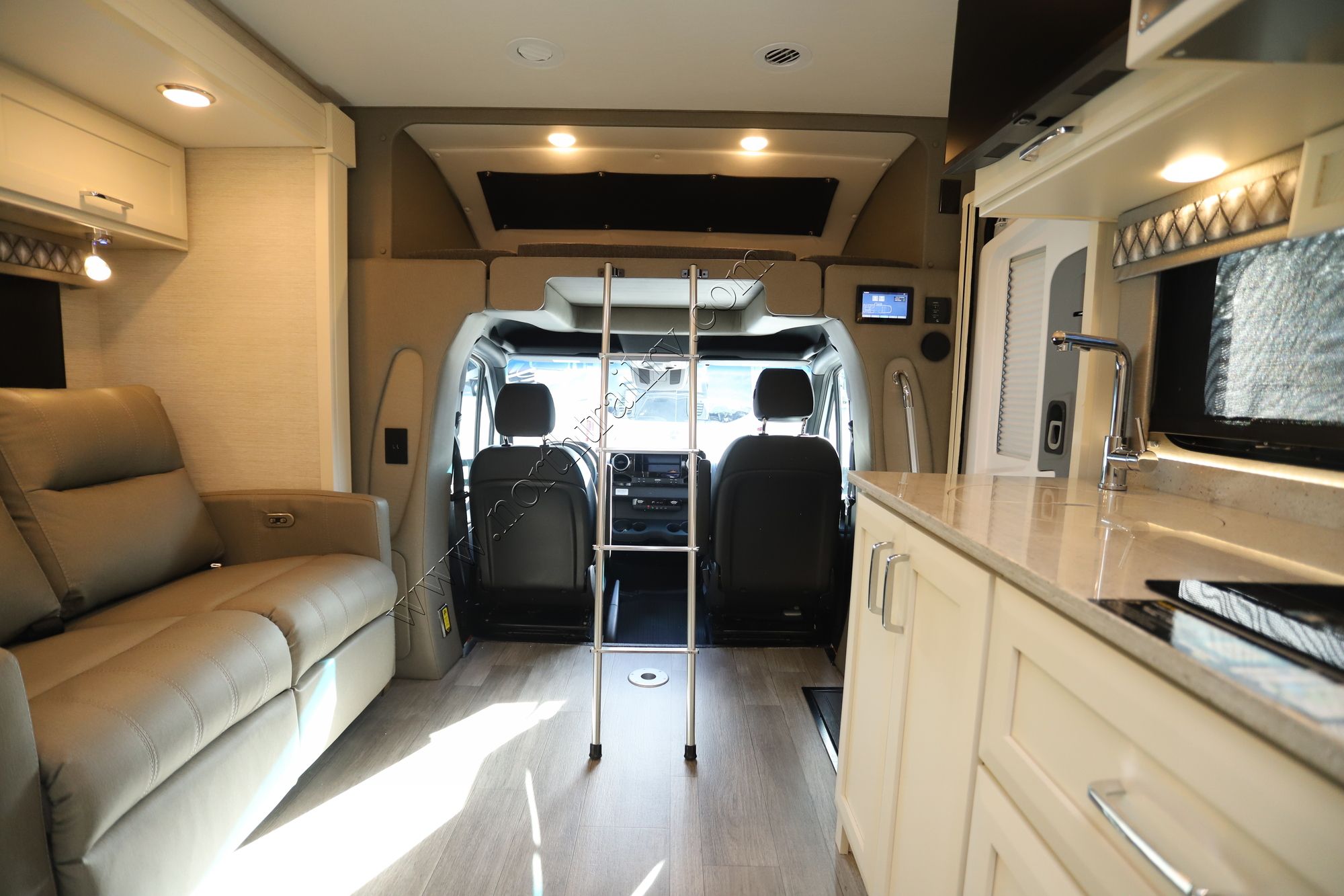 New 2024 Tiffin Motor Homes Wayfarer 25LW Class C  For Sale