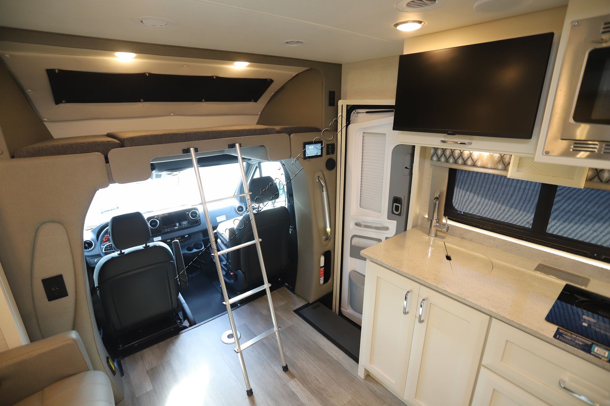 New 2024 Tiffin Motor Homes Wayfarer 25LW Class C  For Sale