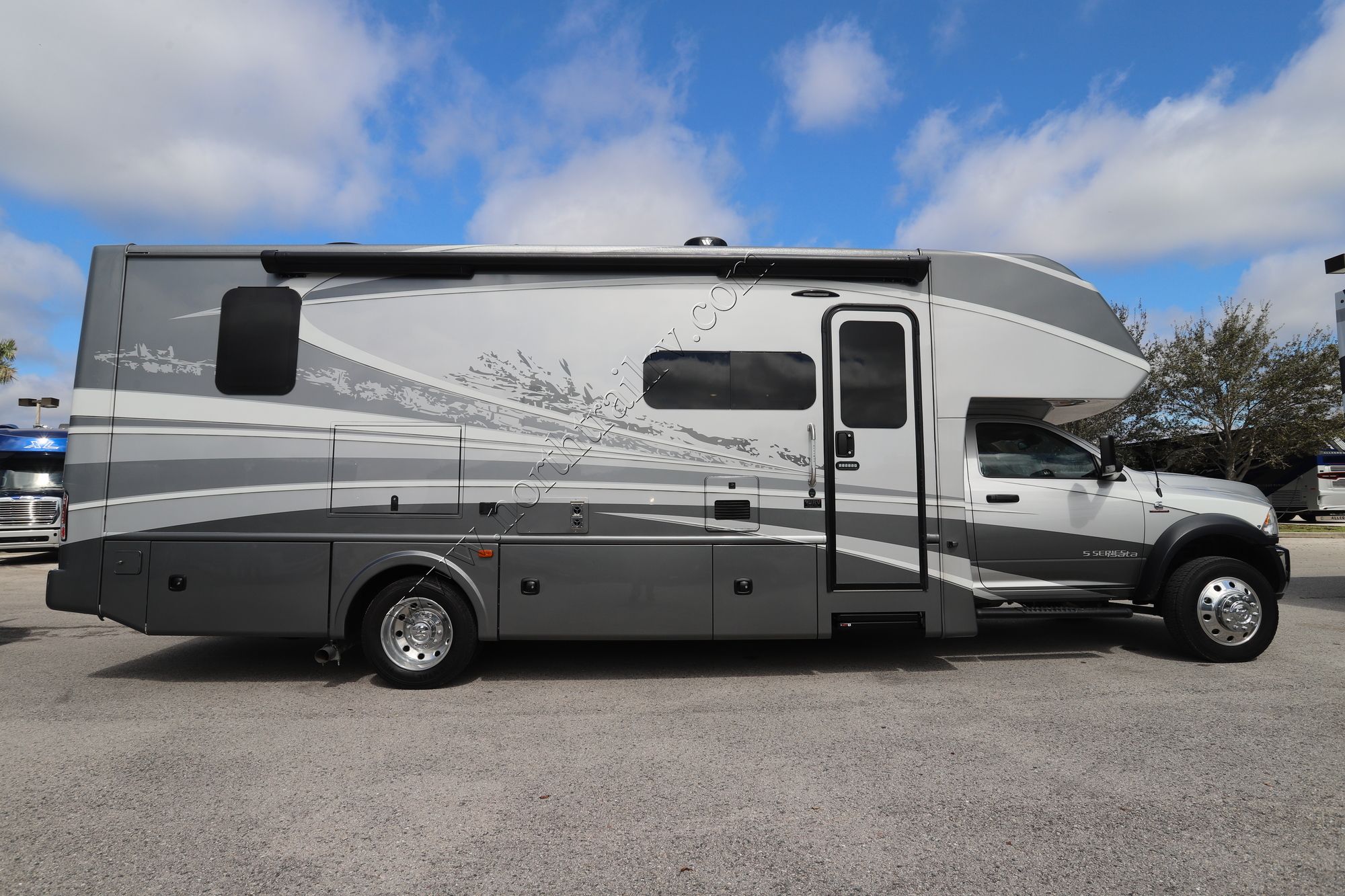 Used 2020 Dynamax Isata 5 30FWD Super C  For Sale