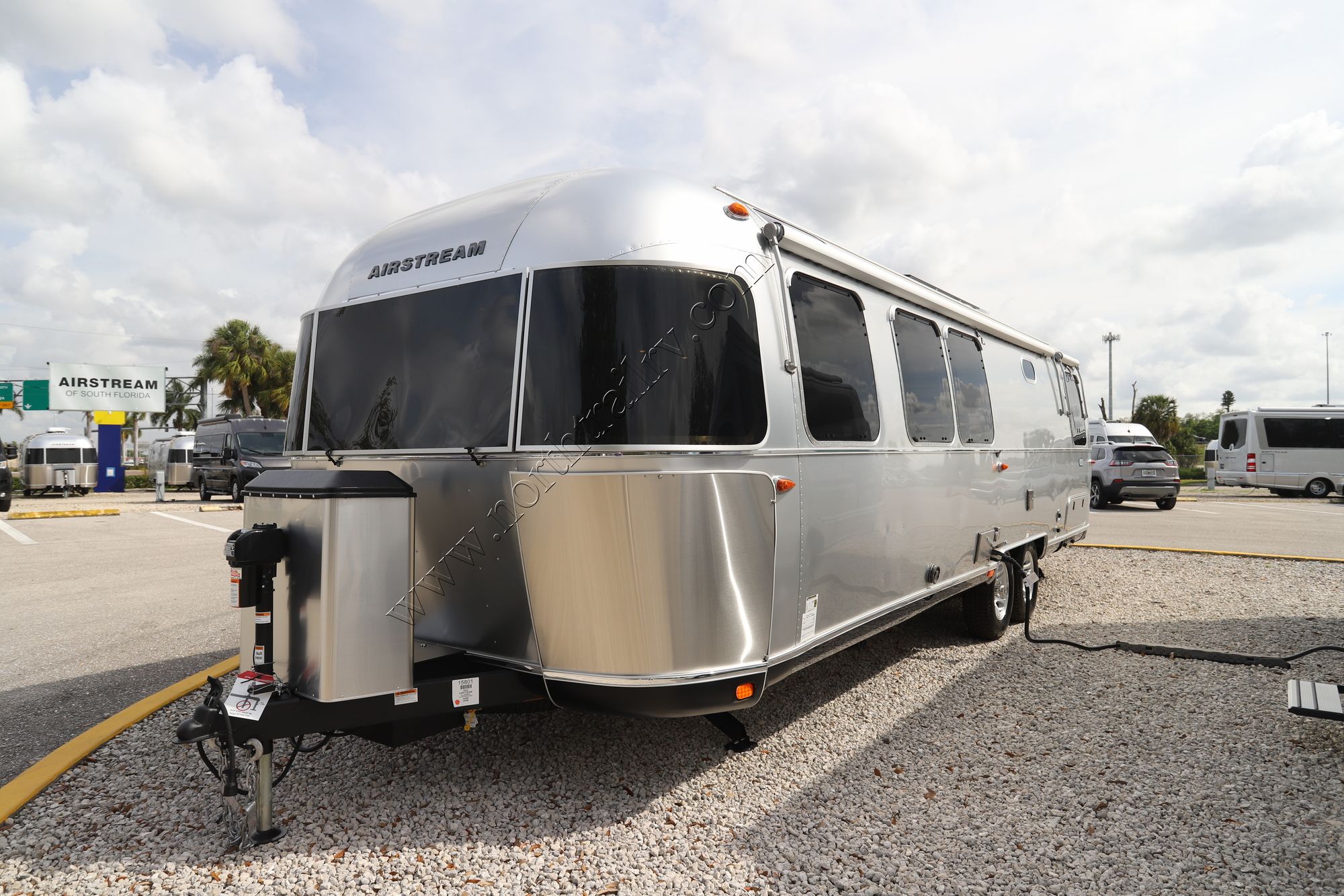 New 2024 Airstream Classic 30RB Travel Trailer  For Sale