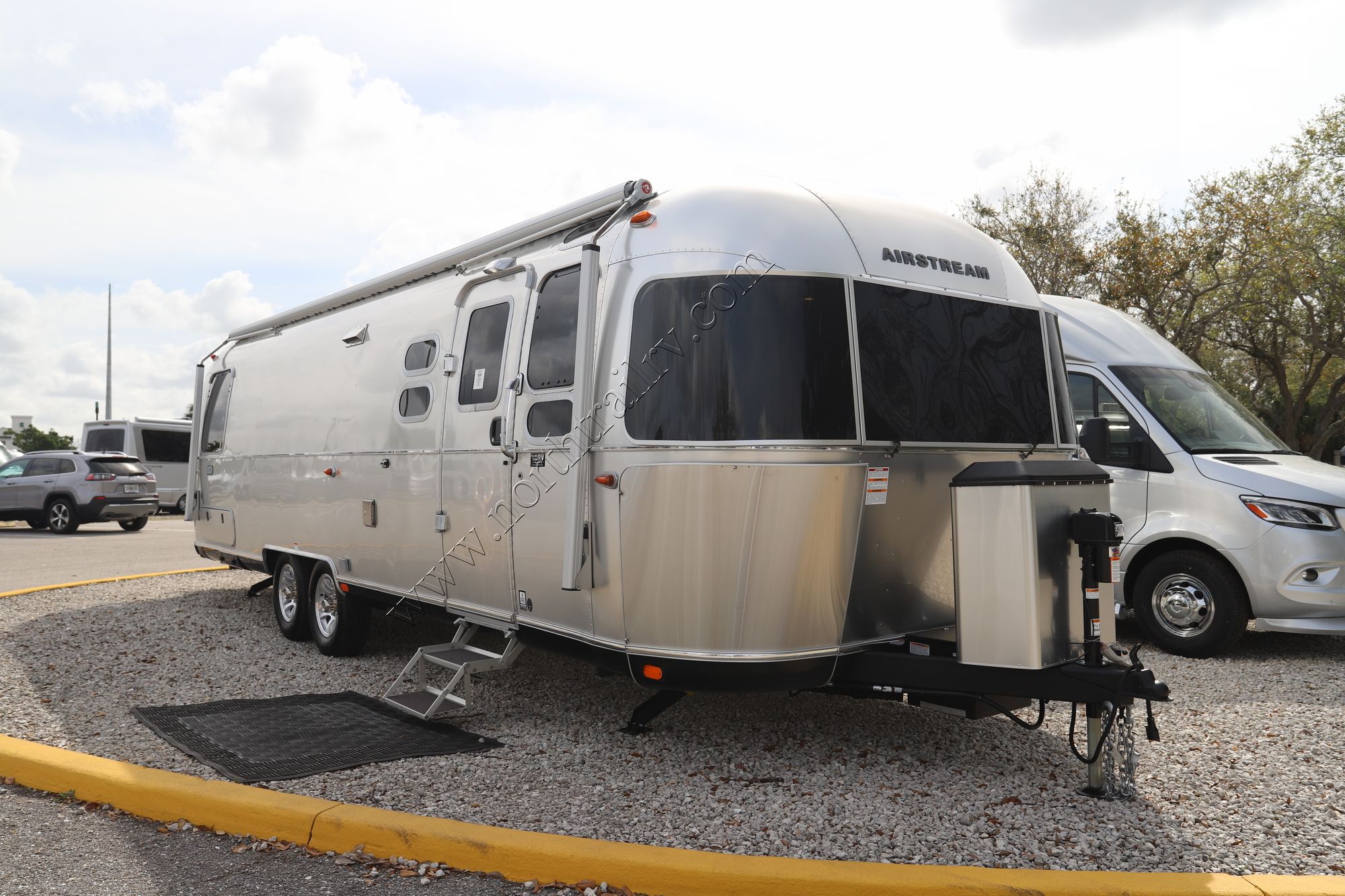 New 2024 Airstream Classic 30RB Travel Trailer  For Sale