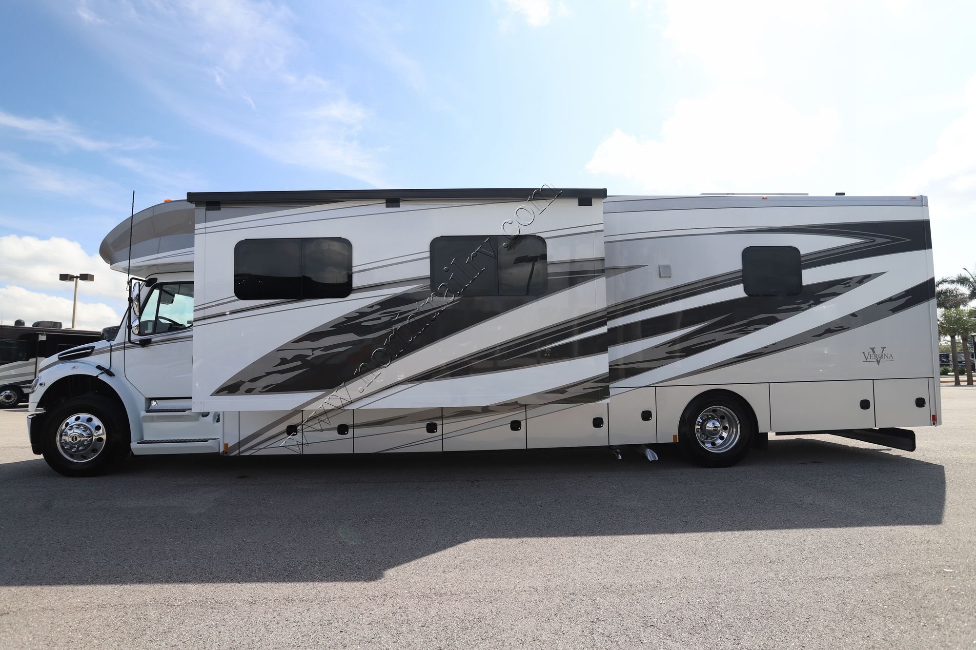 New 2024 Renegade Rv Verona 40VRB Super C  For Sale