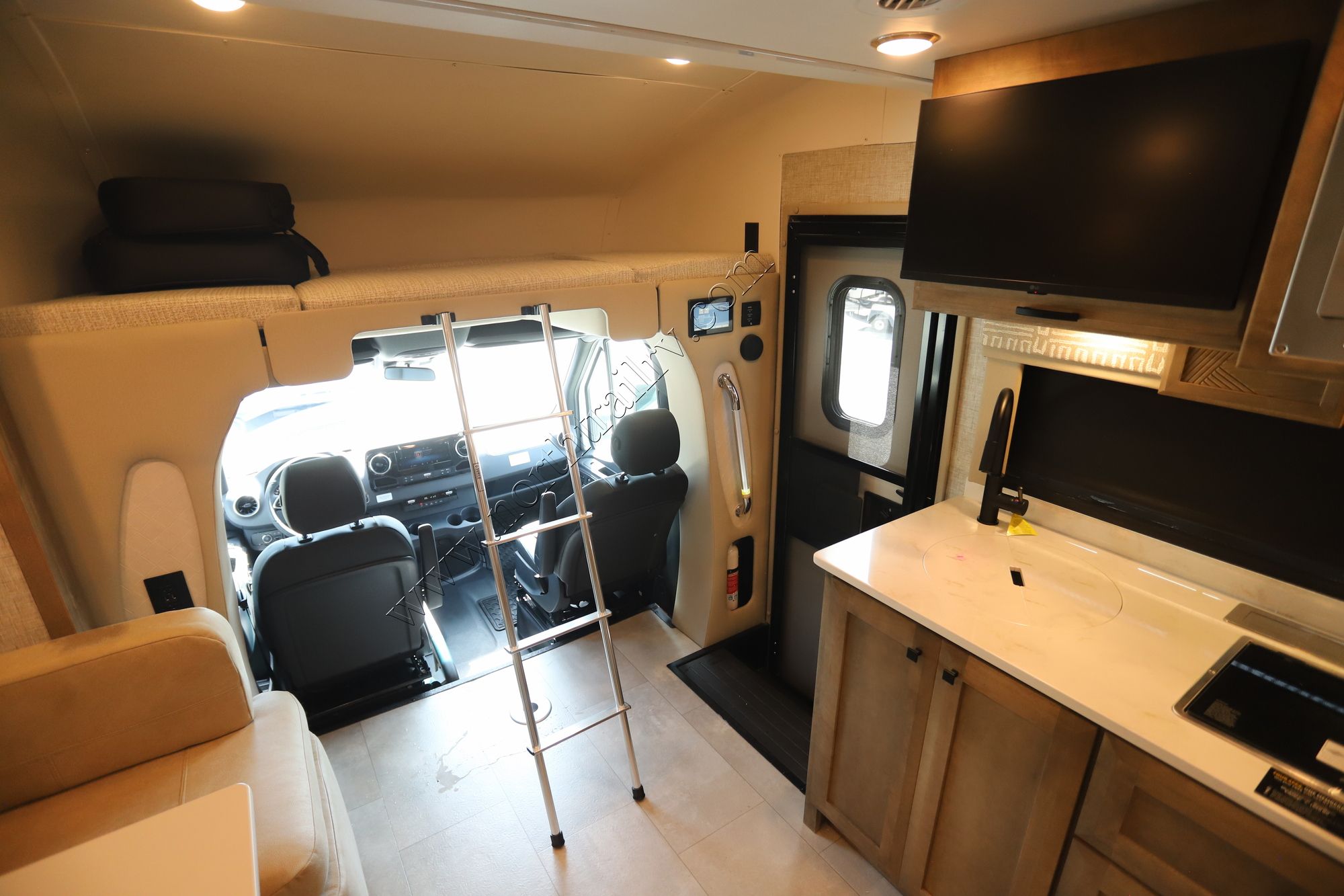 New 2025 Tiffin Motor Homes Wayfarer 25RW Class C  For Sale