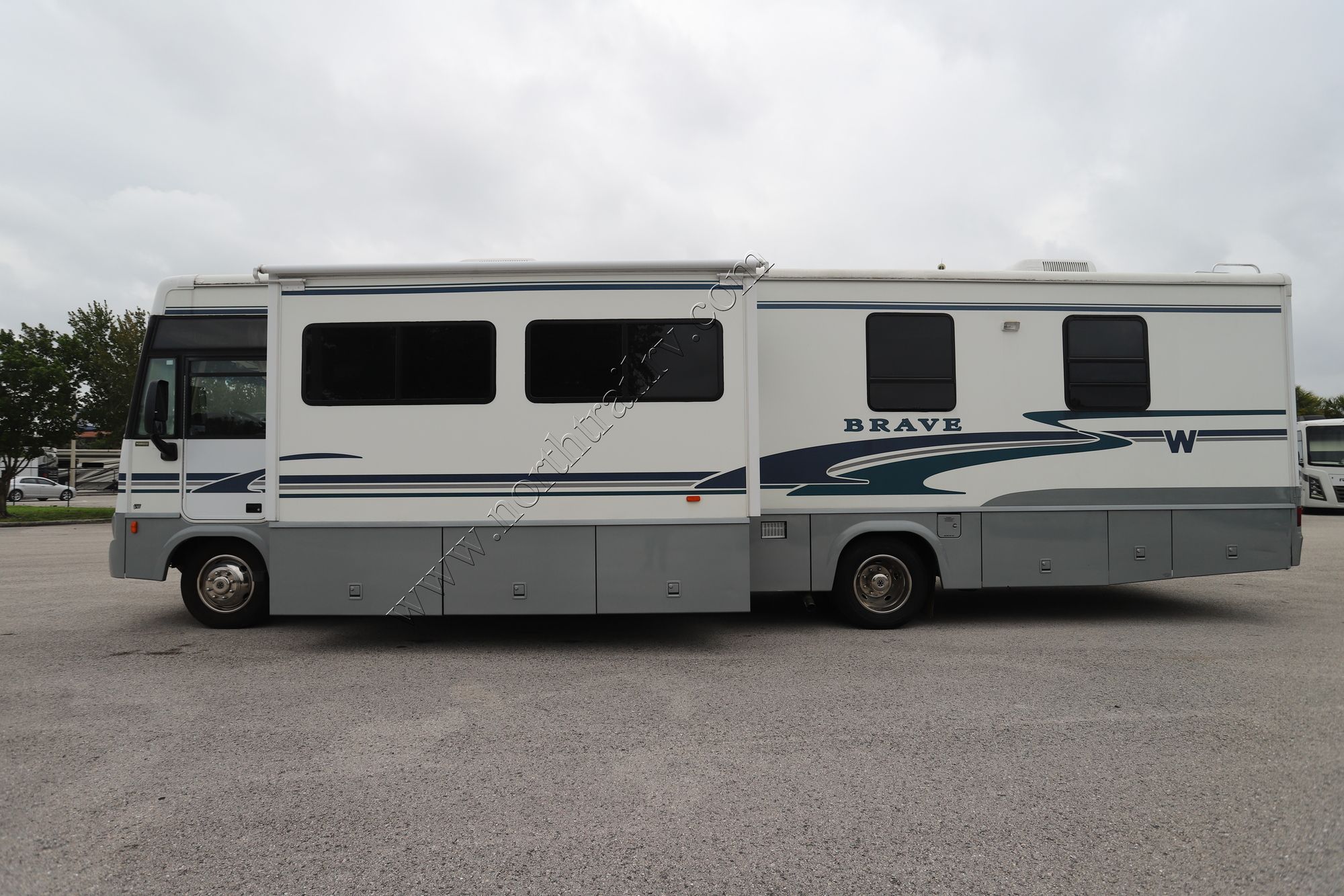 Used 2004 Winnebago Brave 36M Class A  For Sale