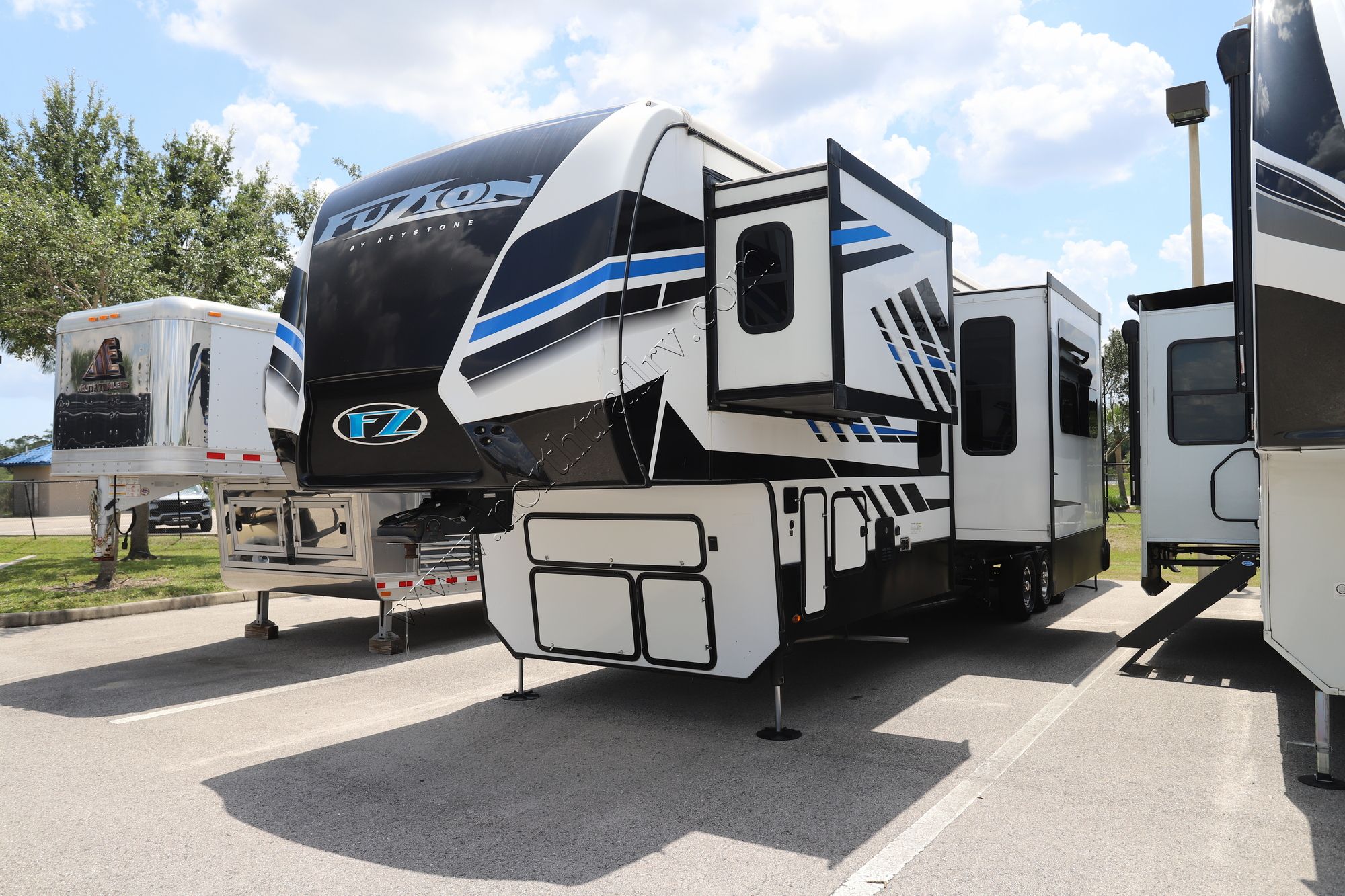 Used 2022 Keystone Fuzion 428 Fifth Wheel  For Sale