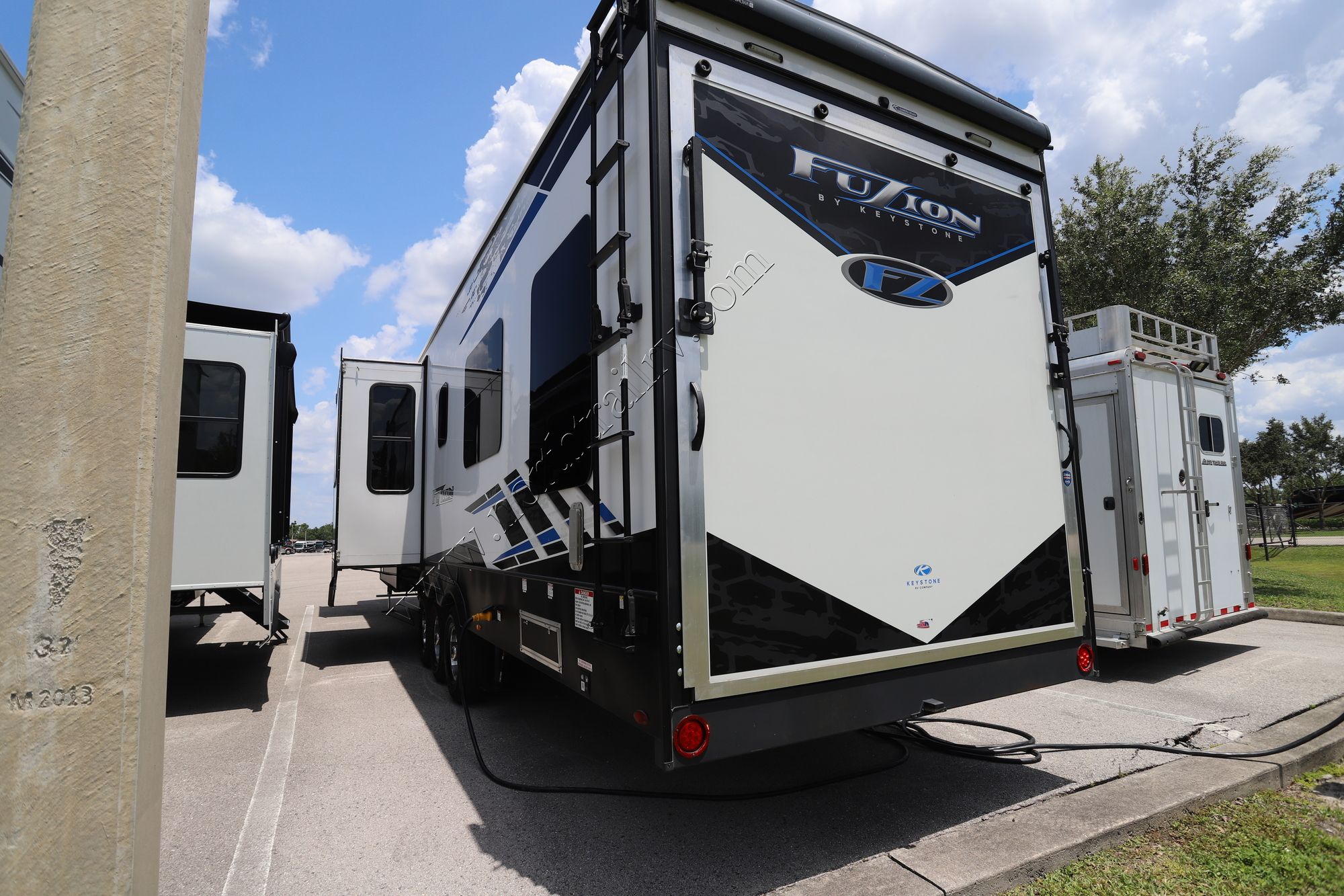 Used 2022 Keystone Fuzion 428 Fifth Wheel  For Sale