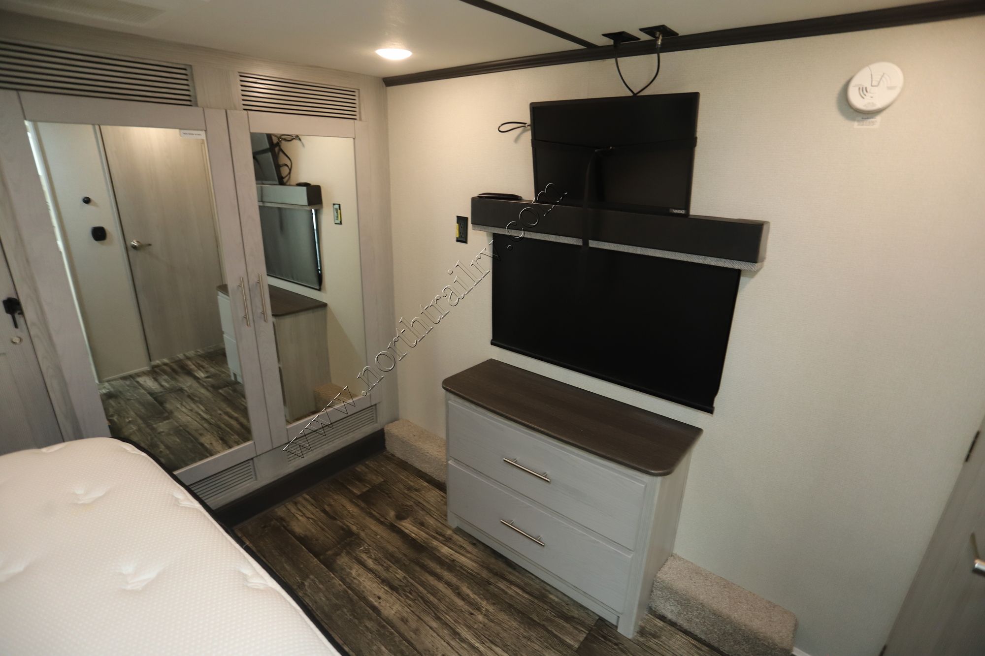 Used 2022 Keystone Fuzion 428 Fifth Wheel  For Sale