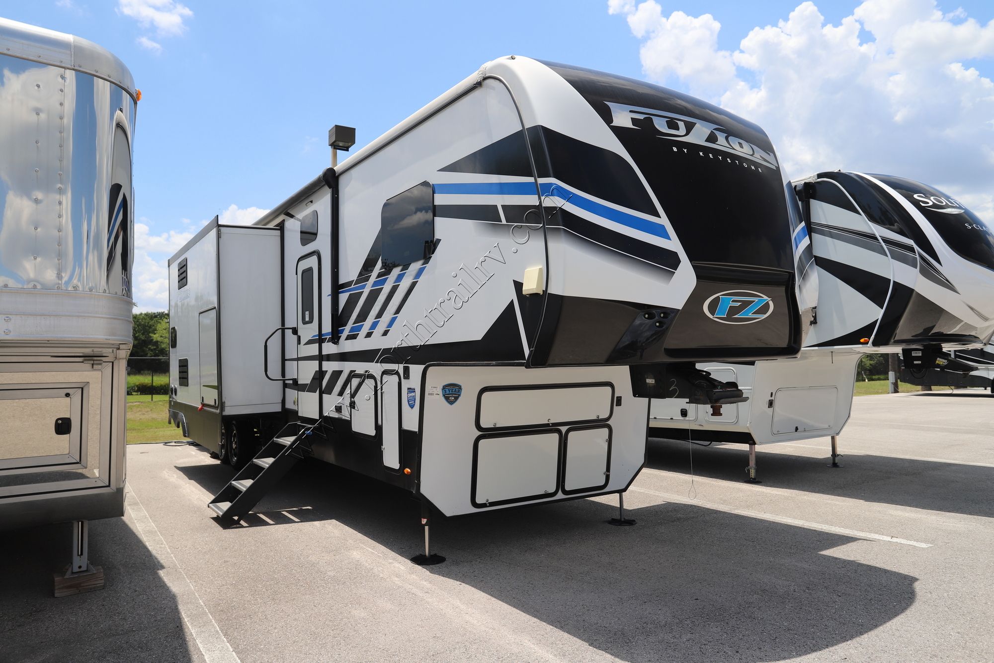 Used 2022 Keystone Fuzion 428 Fifth Wheel  For Sale