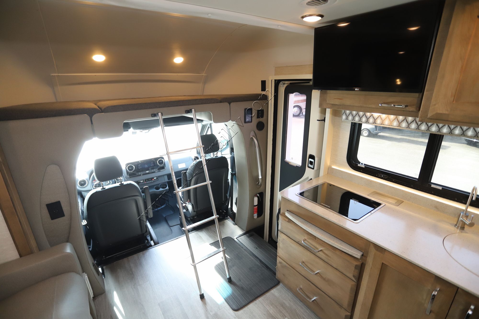 Used 2022 Tiffin Motor Homes Wayfarer 25 RW Class C  For Sale