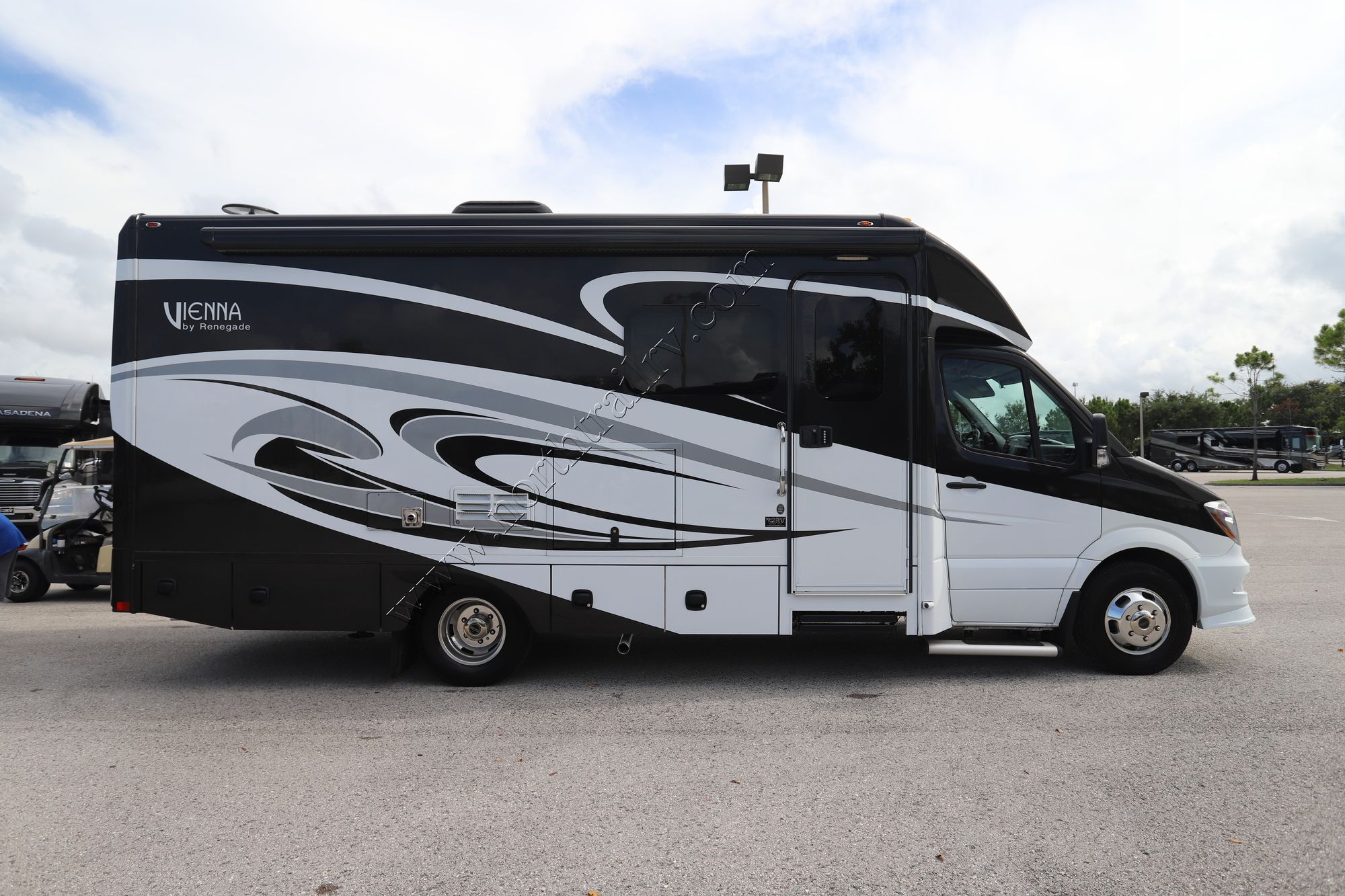 Used 2017 Renegade Rv Vienna 25MBS Class C  For Sale