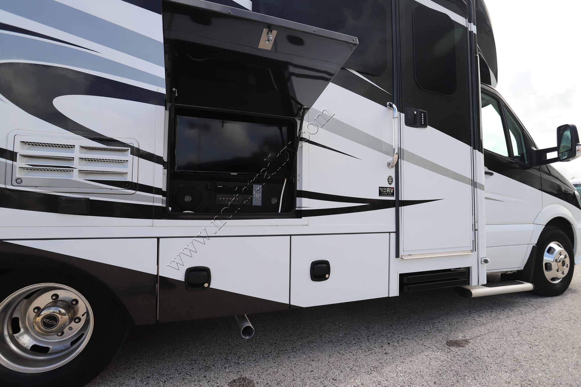 Used 2017 Renegade Rv Vienna 25MBS Class C  For Sale