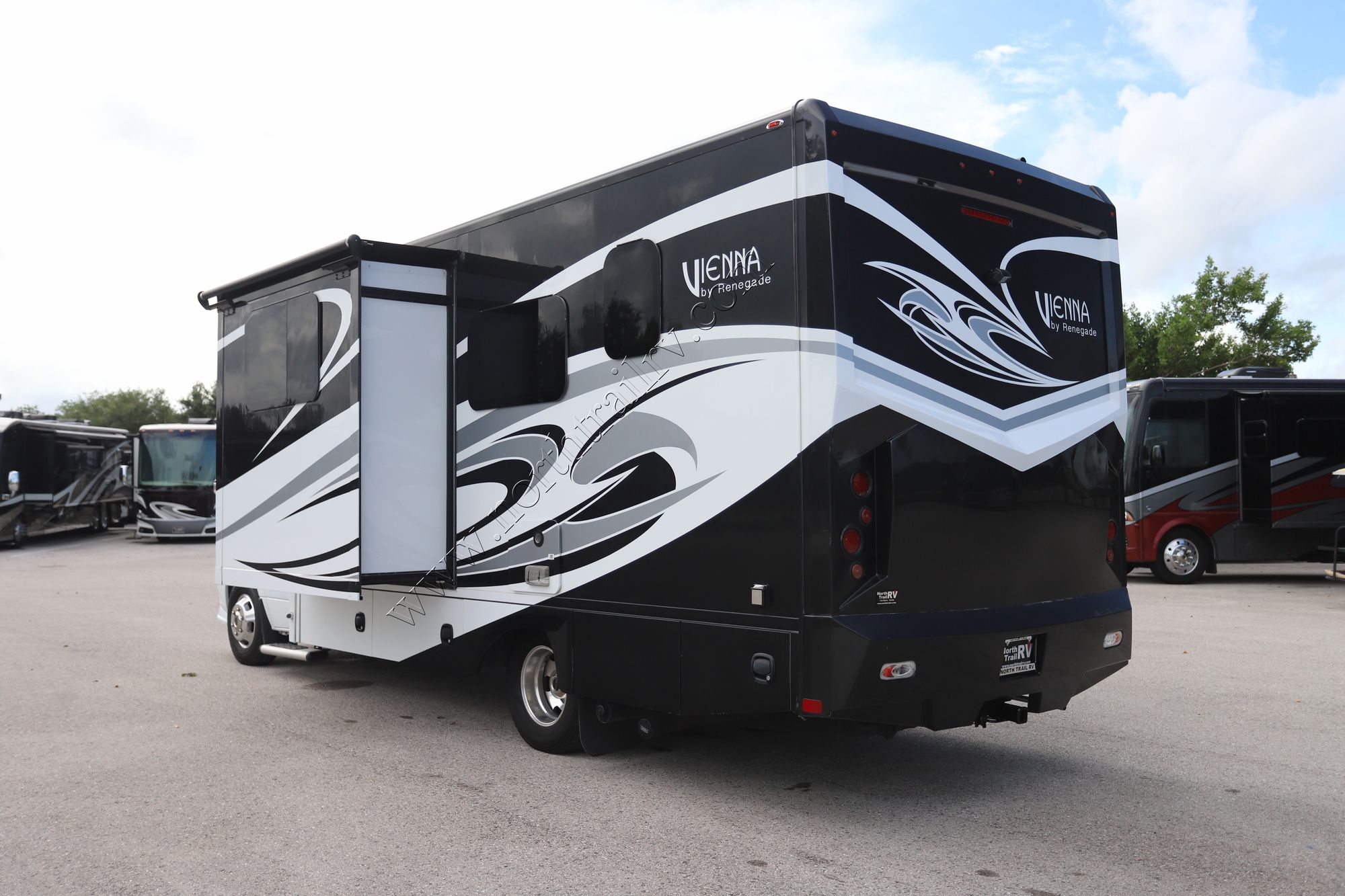 Used 2017 Renegade Rv Vienna 25MBS Class C  For Sale