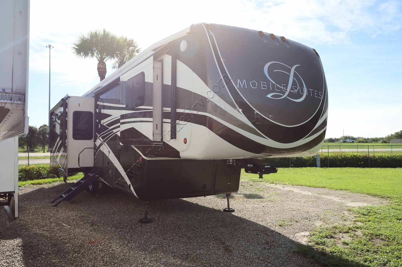 2019 Drv Luxury Suites Mobile Suites 40KSSB4 55263-1B