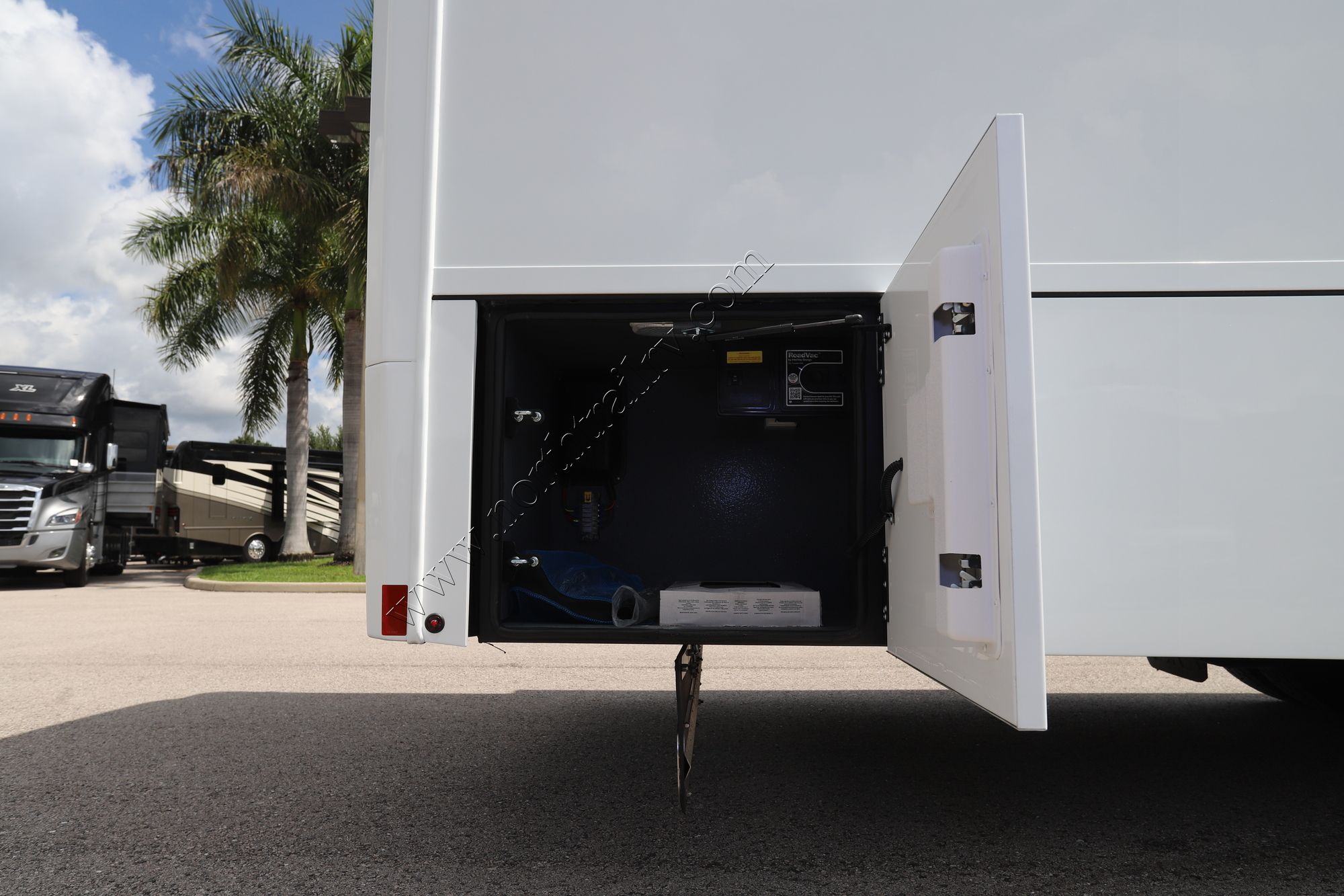 New 2025 Renegade Rv Verona Le 40LRB Super C  For Sale
