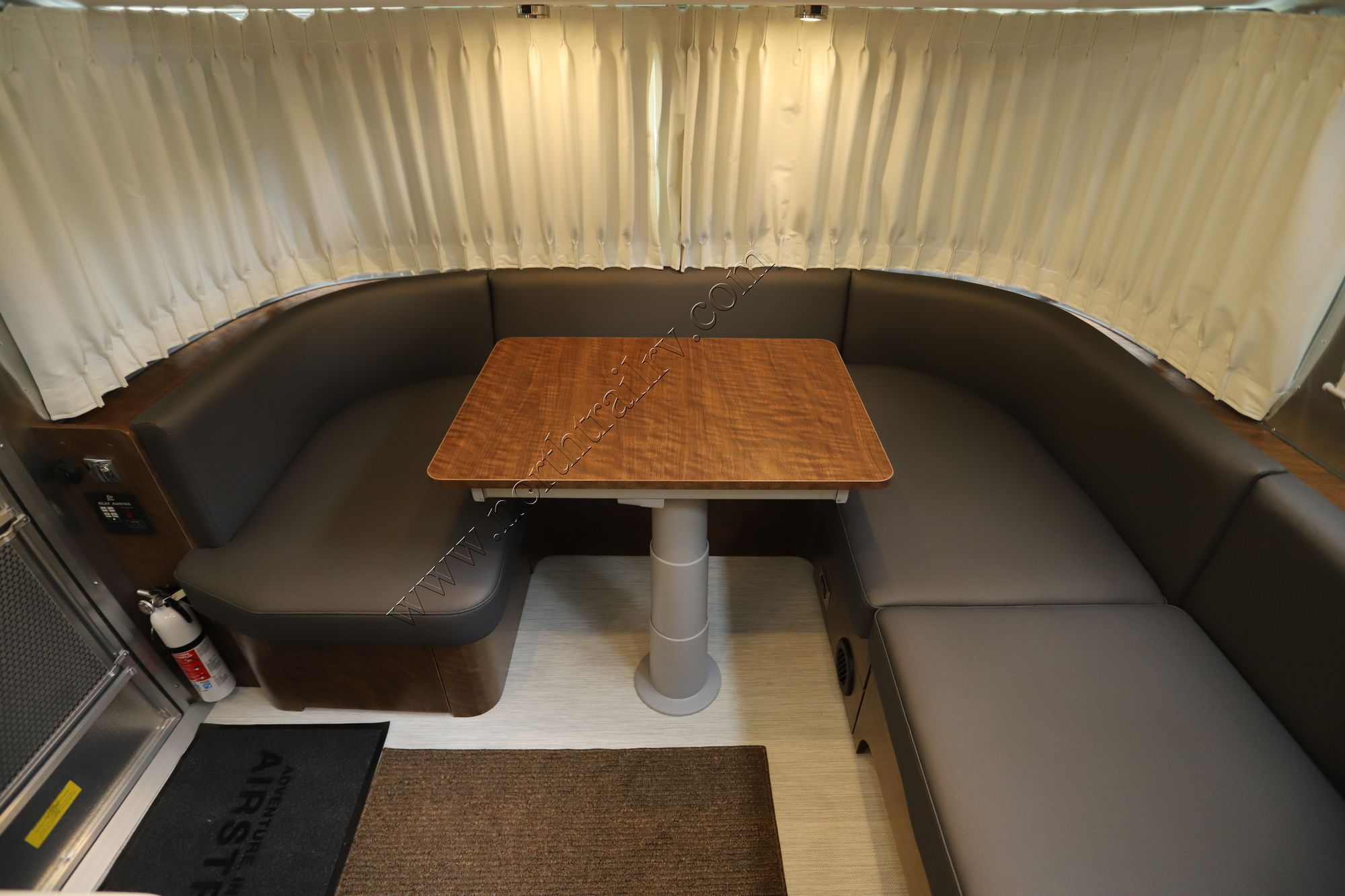 New 2025 Airstream Globetrotter 27FB Travel Trailer  For Sale