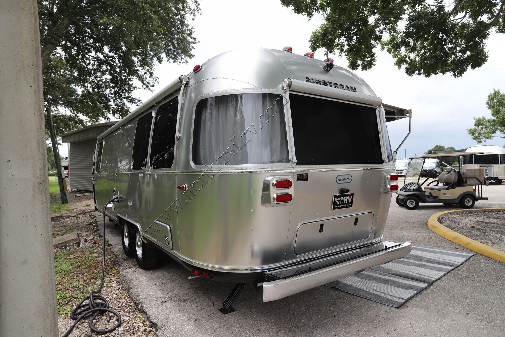 New 2025 Airstream Globetrotter 27FB Travel Trailer  For Sale