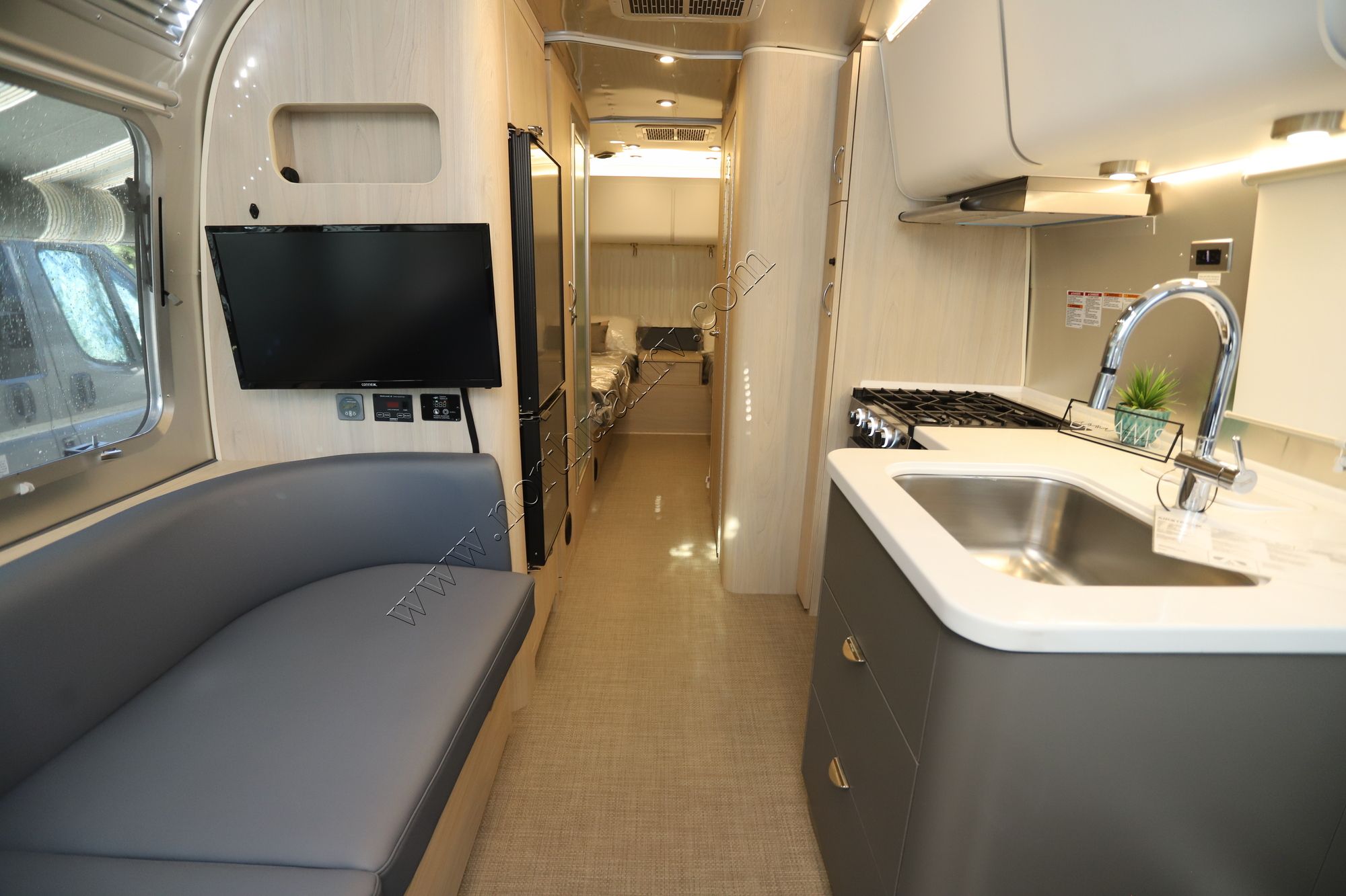 2024 Airstream Globetrotter 25FB Travel Trailer New  For Sale