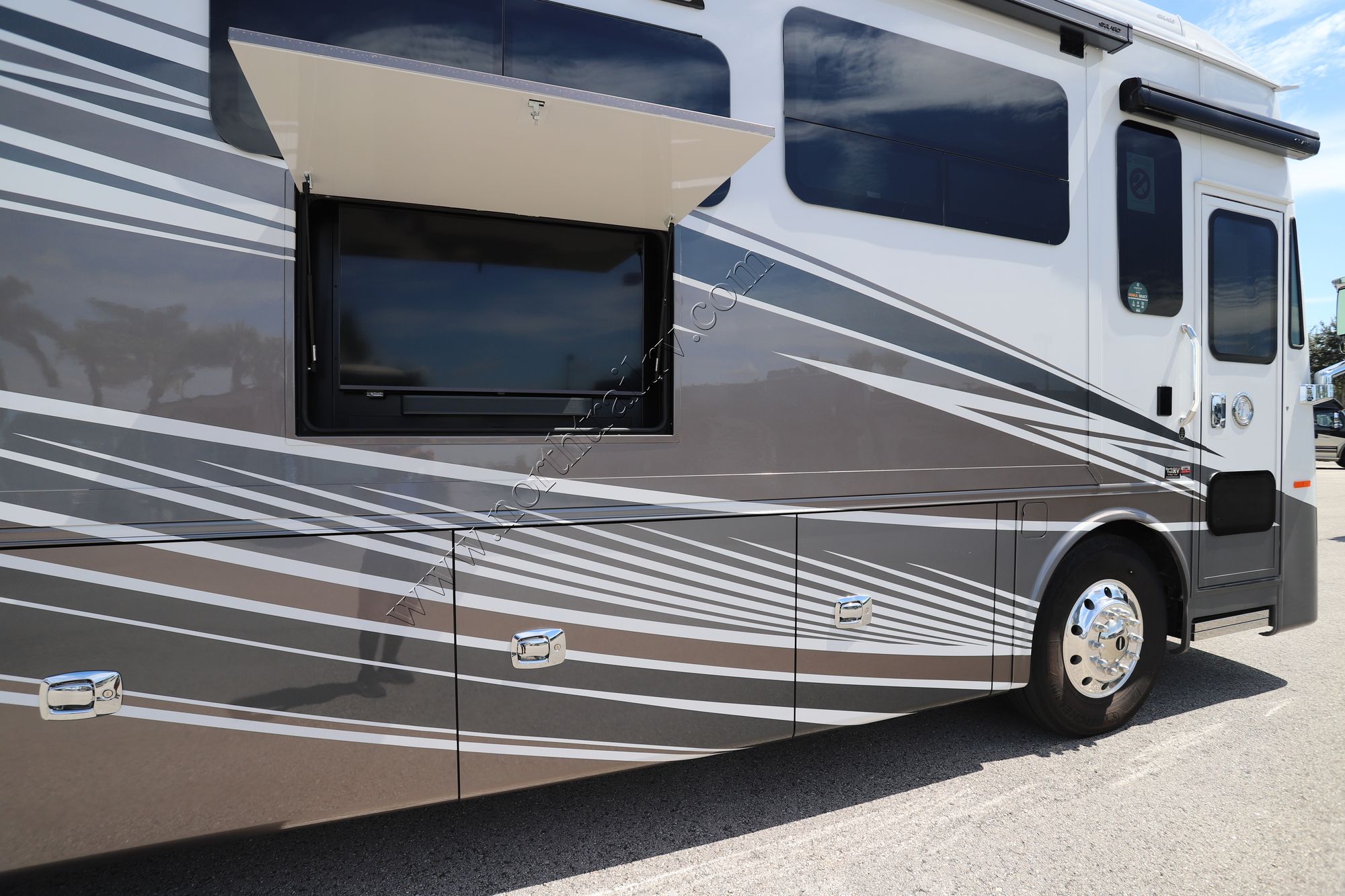 New 2025 Tiffin Motor Homes Phaeton 40IH Class A  For Sale