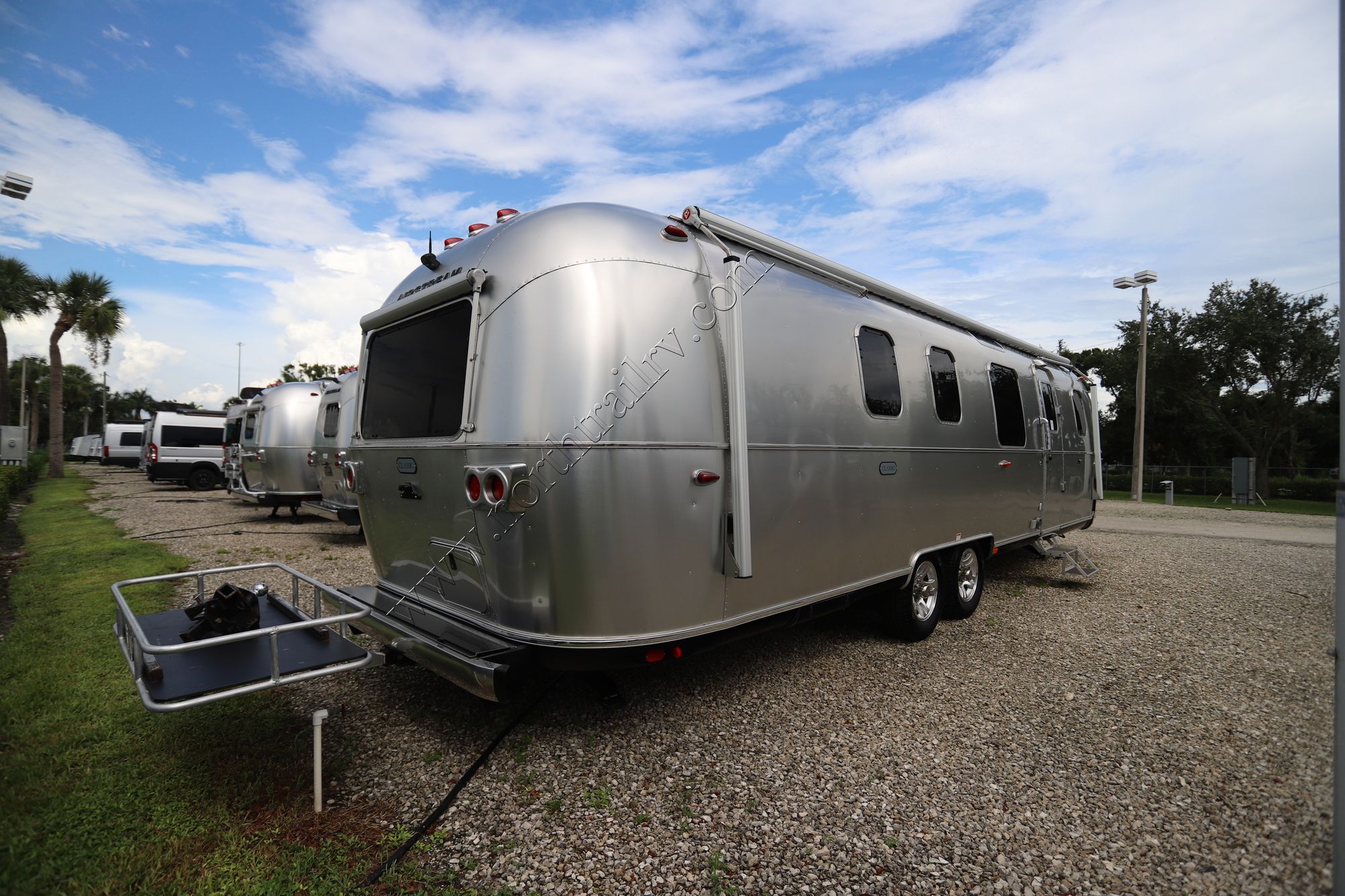 2023 Airstream Classic 33FBQ Travel Trailer Used  For Sale