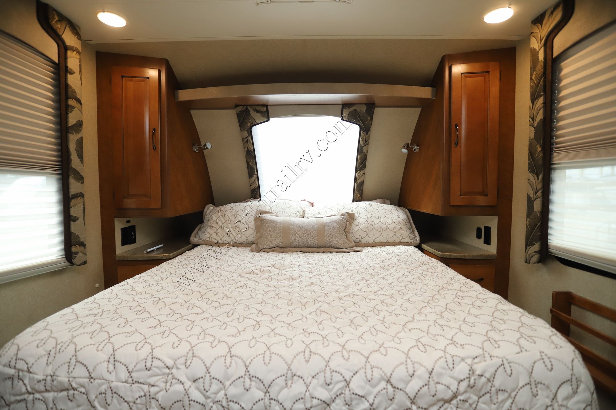 Used 2015 Lance Lance 1995 Travel Trailer  For Sale
