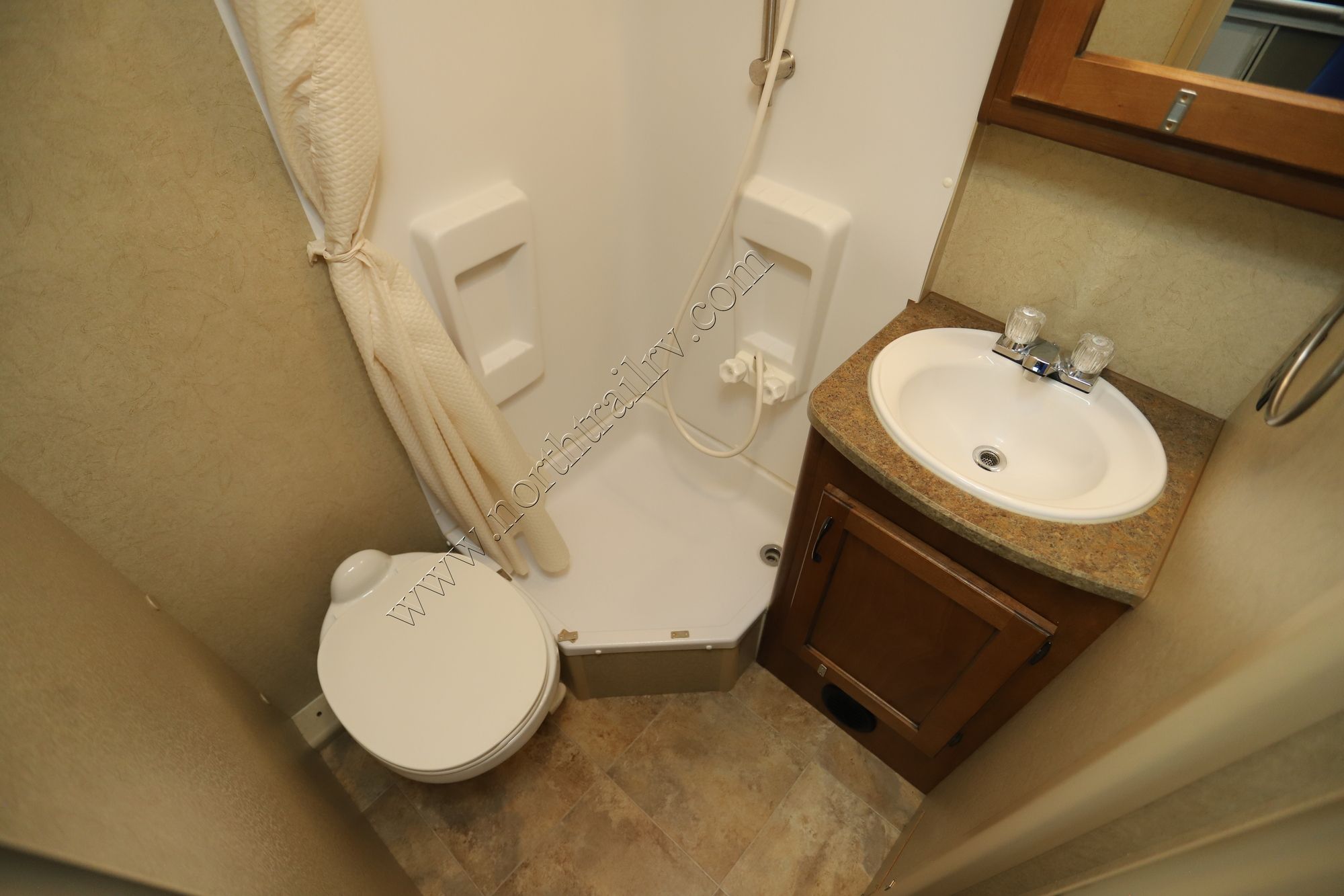 Used 2015 Lance Lance 1995 Travel Trailer  For Sale