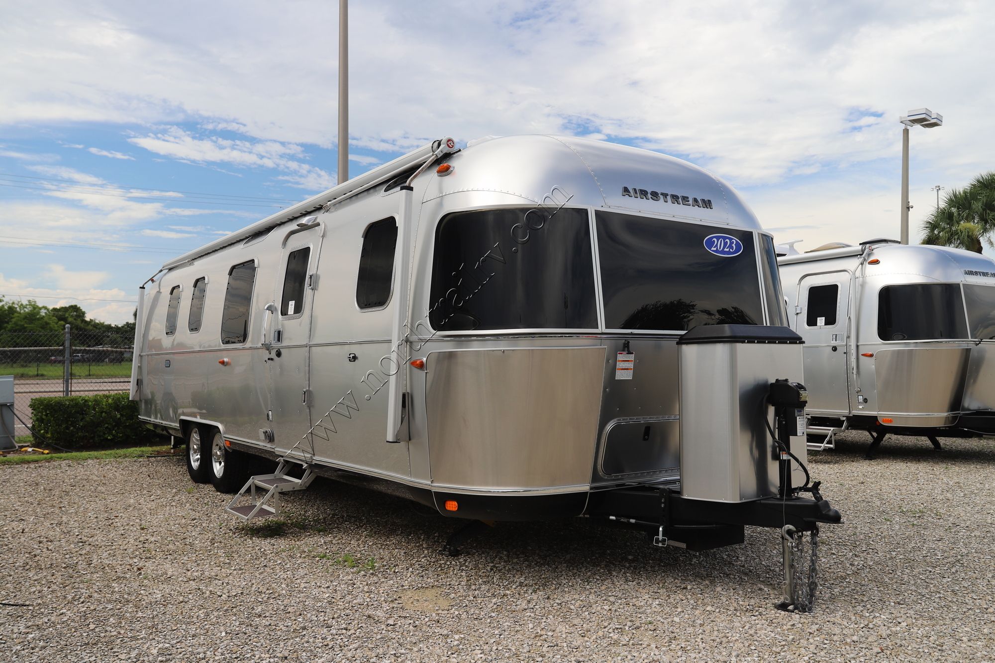 2023 Airstream Classic 33FBQ Travel Trailer Used  For Sale