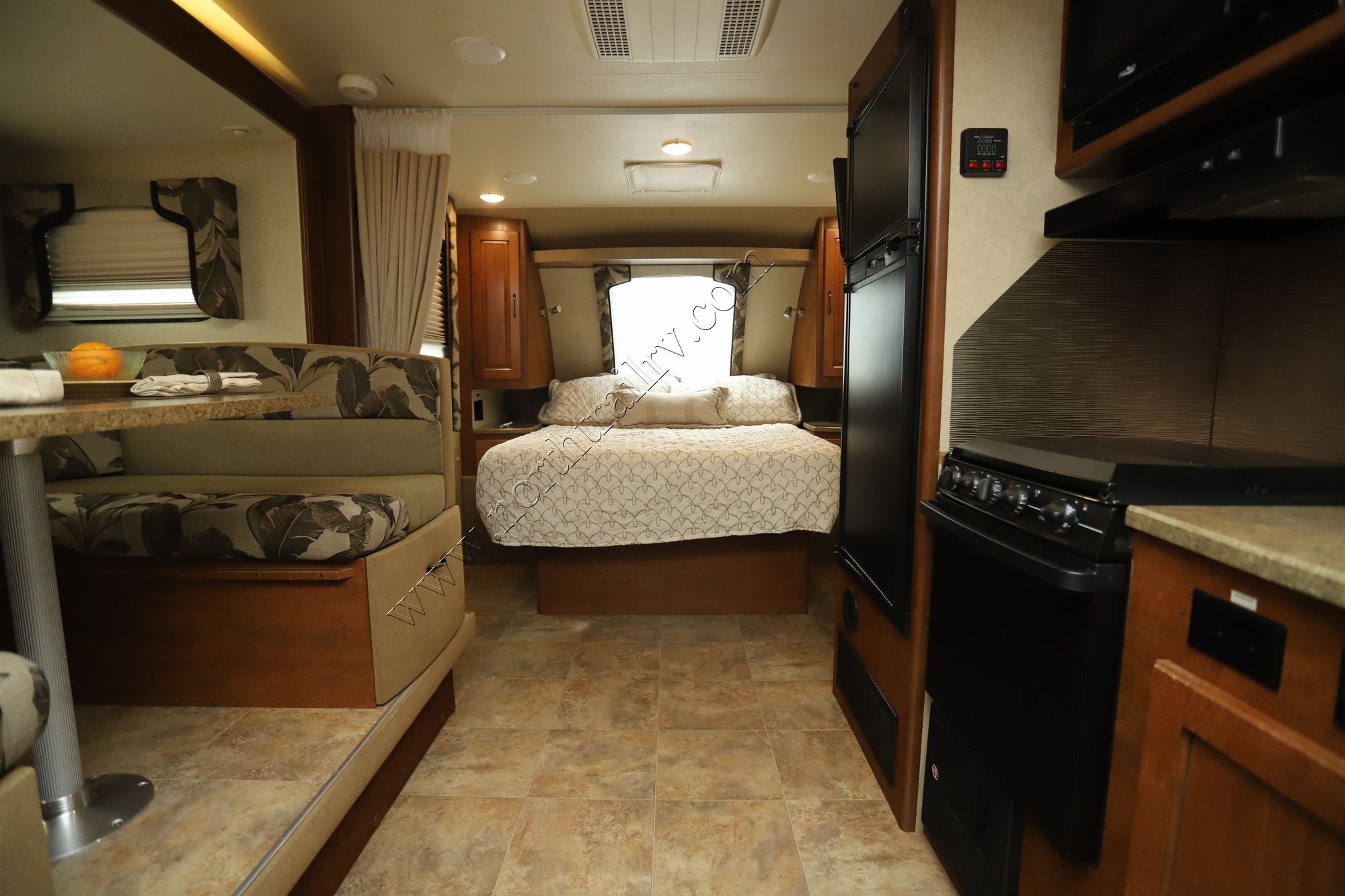 Used 2015 Lance Lance 1995 Travel Trailer  For Sale