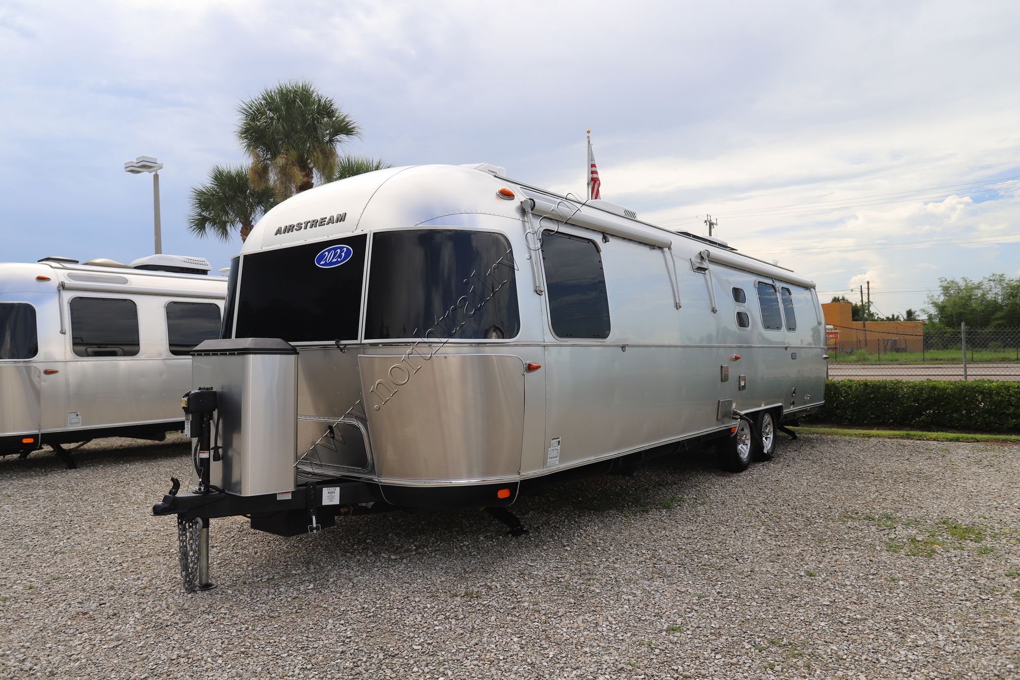 2023 Airstream Classic 33FBQ Travel Trailer Used  For Sale