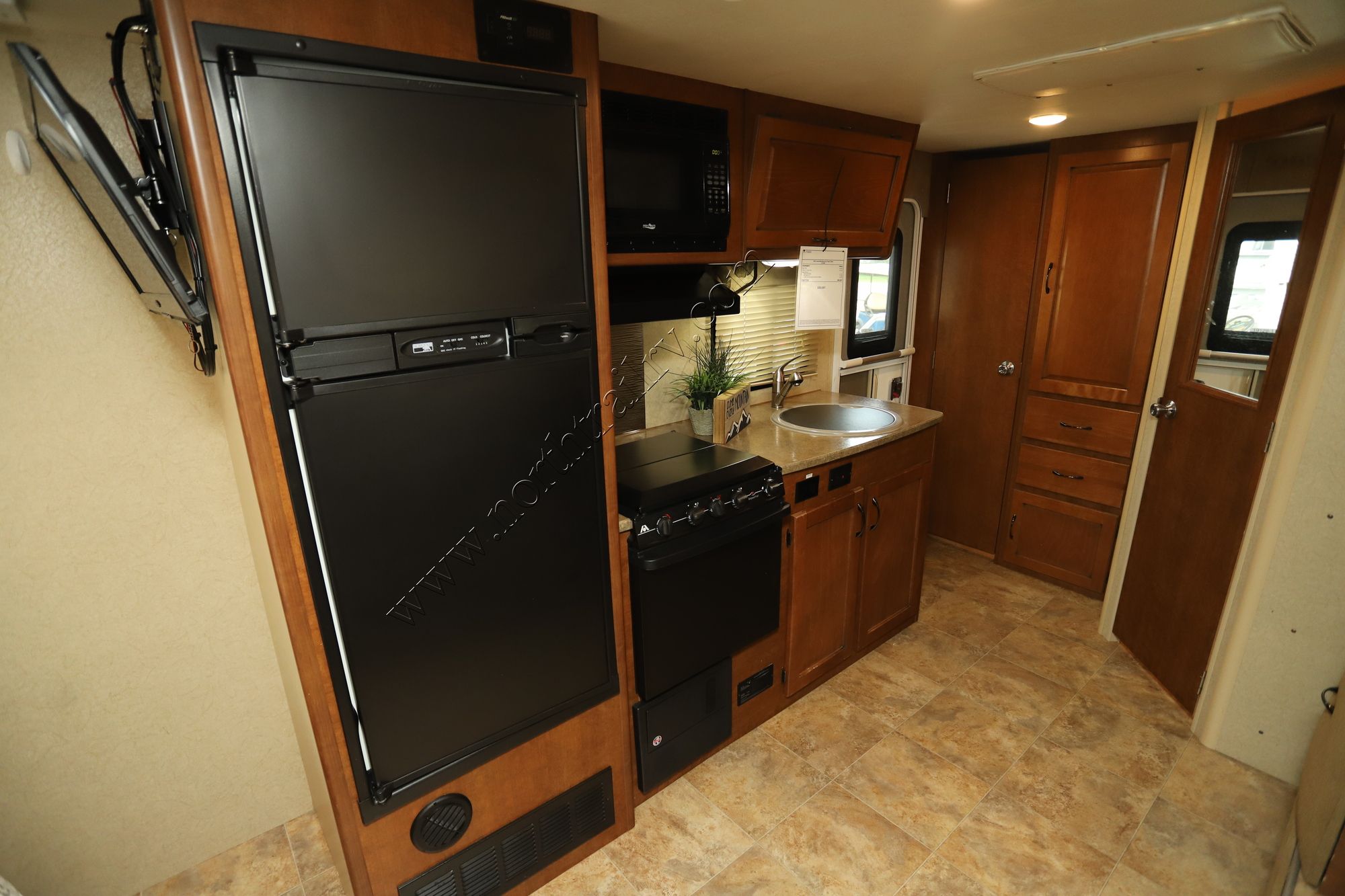 Used 2015 Lance Lance 1995 Travel Trailer  For Sale
