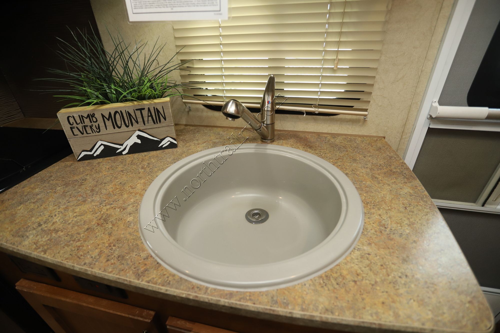 Used 2015 Lance Lance 1995 Travel Trailer  For Sale