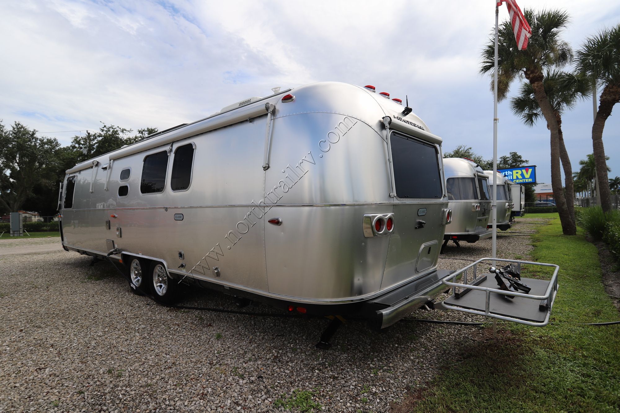 2023 Airstream Classic 33FBQ Travel Trailer Used  For Sale