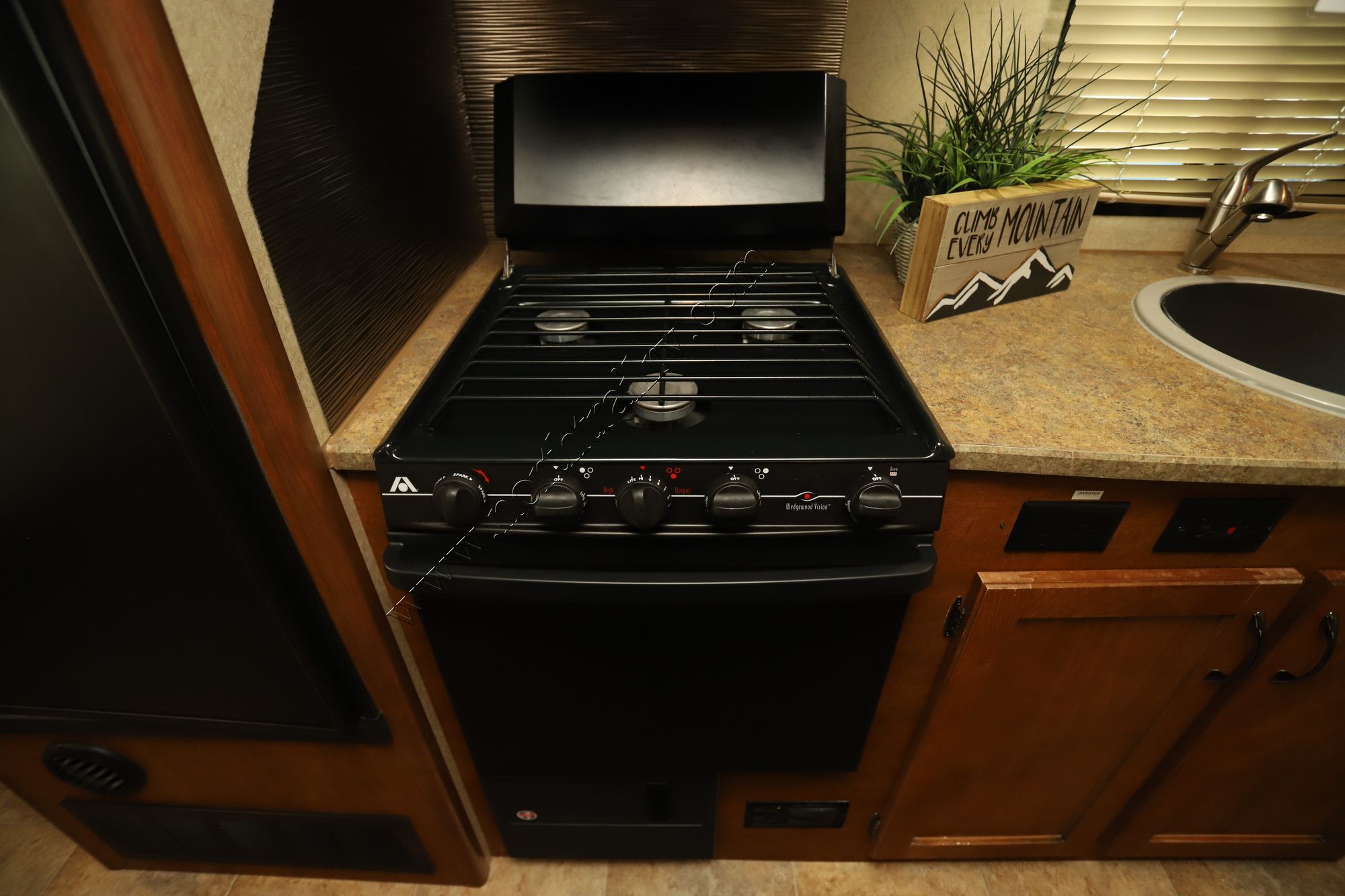 Used 2015 Lance Lance 1995 Travel Trailer  For Sale