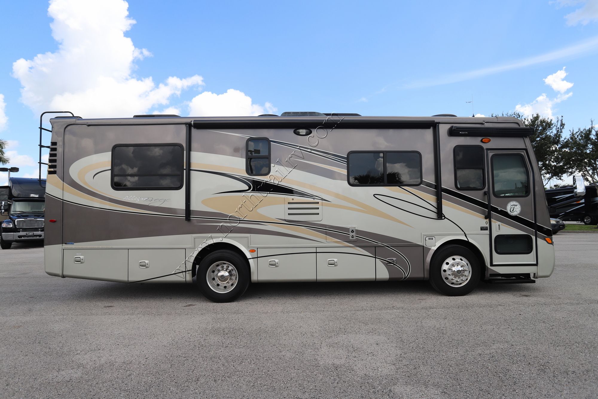 Used 2011 Tiffin Motor Homes Breeze 28BR Class A  For Sale