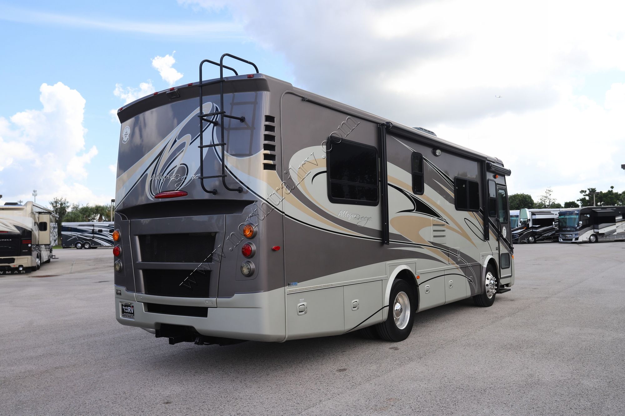 Used 2011 Tiffin Motor Homes Breeze 28BR Class A  For Sale